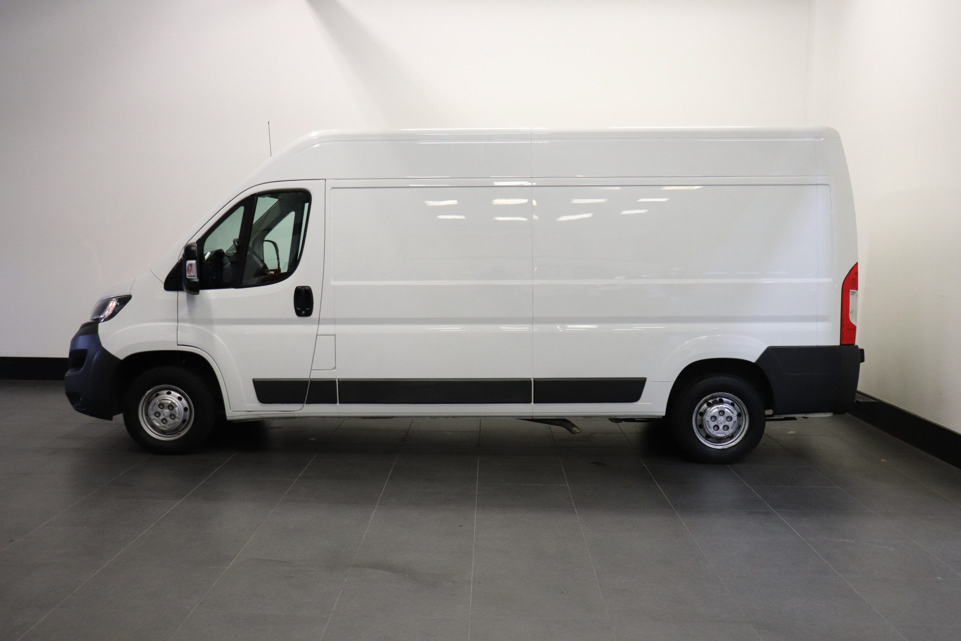 Peugeot Boxer 2.0 BlueHDI 130PK L3H2 EURO 6 – Airco – Cruise – Trekhaak – € 13.900,- Excl.