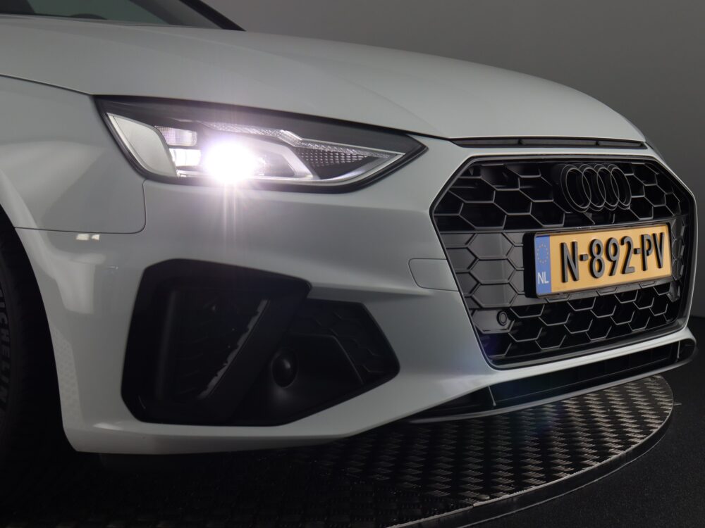 Audi A4 Avant 40 TFSI S edition Competition (S-Line / Panodak / Vol Leder / Adap Cruise / Digi dash / Led / Sportstoelen / Camera /  Premium Kleur )