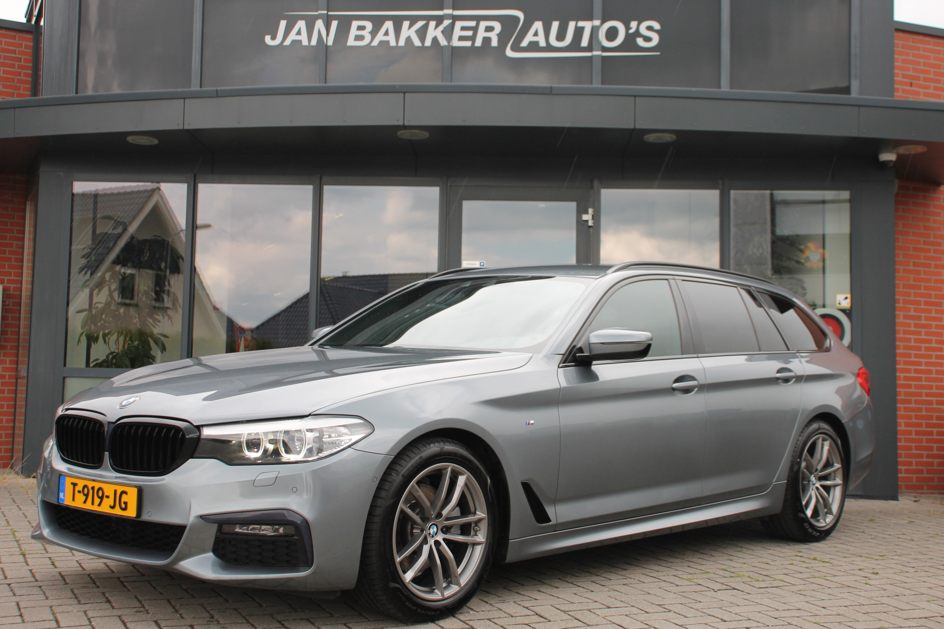 BMW 5 Serie Touring 520i 240PK M-Sport ✅ CarPlay ✅ M-Pakket ✅ Leer ✅ Stoelverw. ✅ Trekhaak