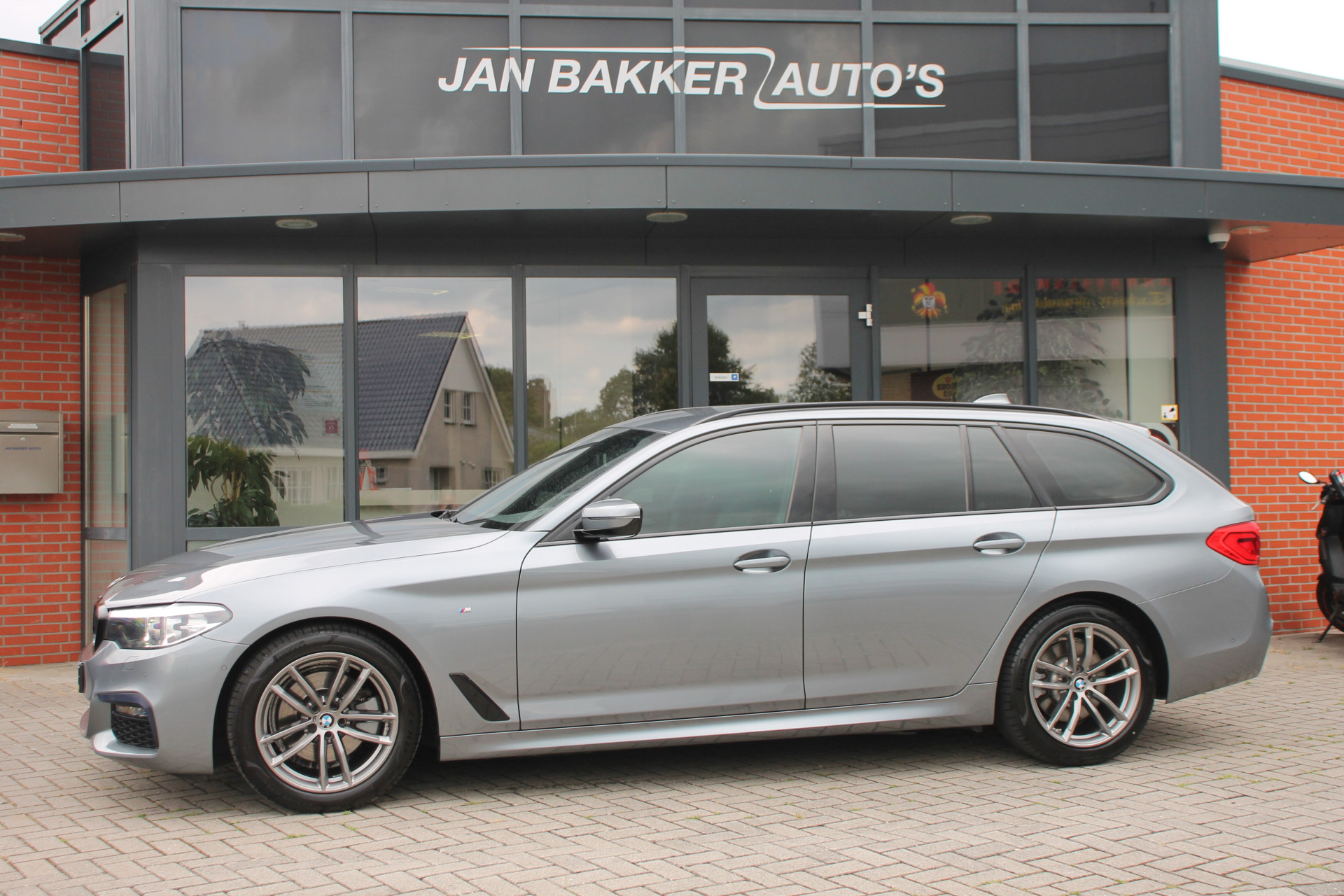 BMW 5 Serie Touring 520i 240PK M-Sport ✅ CarPlay ✅ M-Pakket ✅ Leer ✅ Stoelverw. ✅ Trekhaak