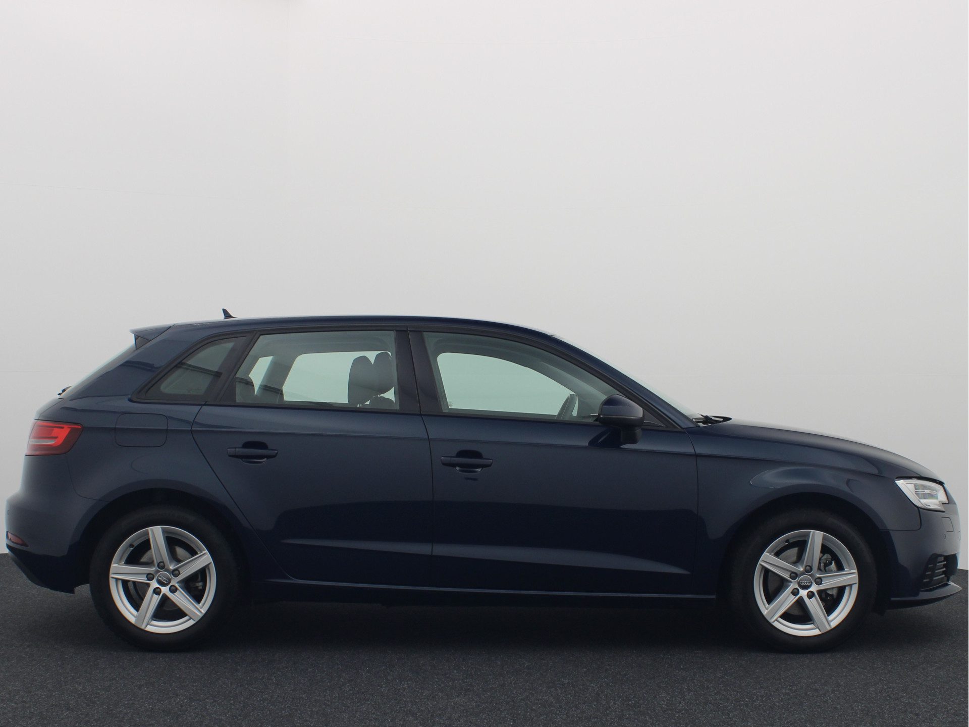 Audi A3 Sportback 1.5 TFSI CoD 150PK / AUTOMAAT / CAMERA / XENON / PDC / CRUISE / AIRCO / GR NAVI .