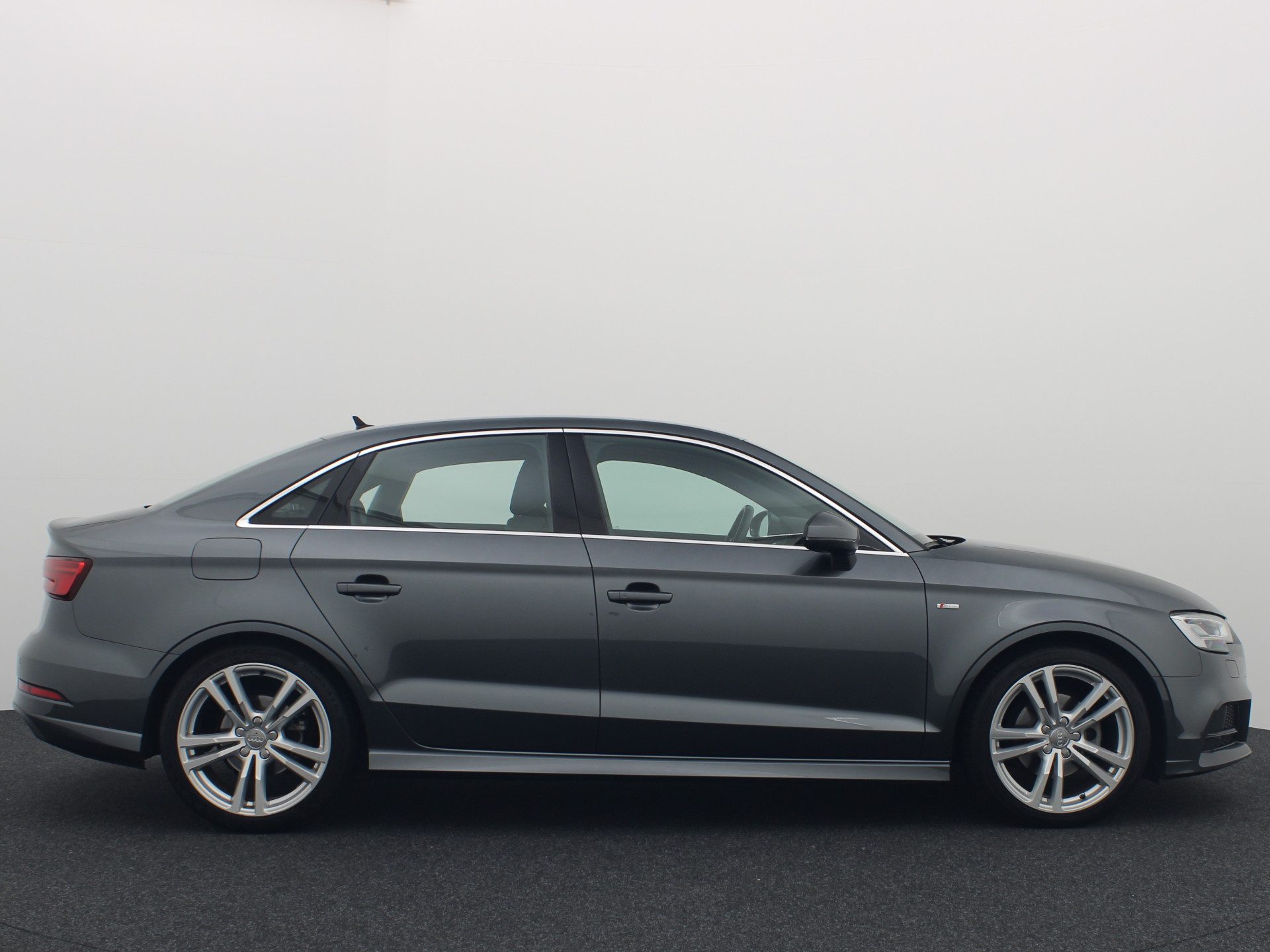 Audi A3 Limousine 35 TFSI 150PK CoD Sport S Line Edition AUTOMAAT / NL-AUTO / FULL LED / CLIMA / PDC / BLUETOOTH / S-LINE .