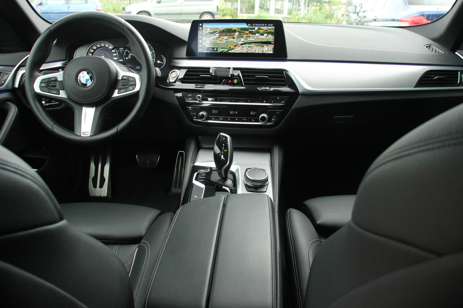 BMW 5 Serie Touring 520i 240PK M-Sport ✅ CarPlay ✅ M-Pakket ✅ Leer ✅ Stoelverw. ✅ Trekhaak