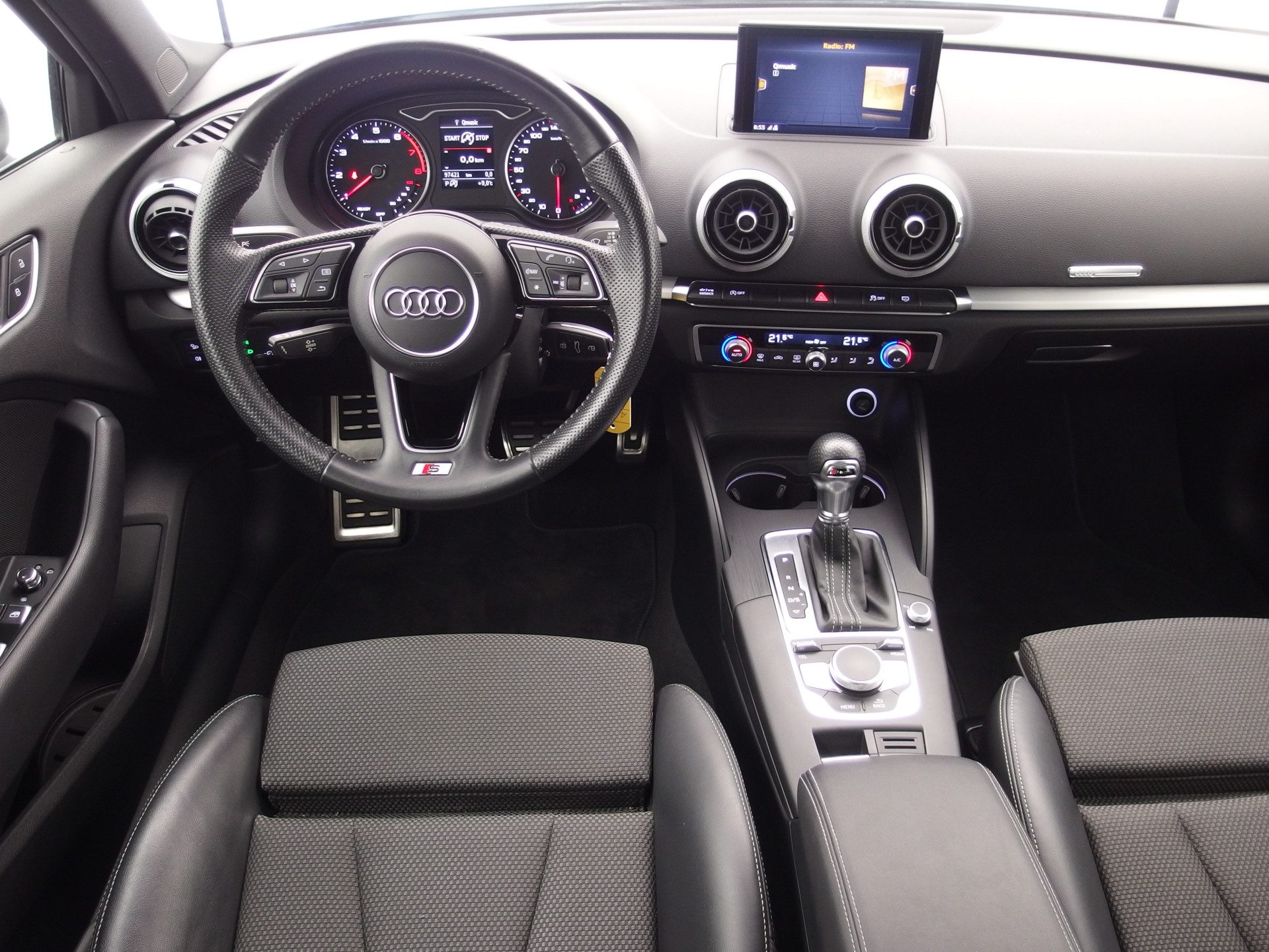 Audi A3 Limousine 35 TFSI 150PK CoD Sport S Line Edition AUTOMAAT / NL-AUTO / FULL LED / CLIMA / PDC / BLUETOOTH / S-LINE .