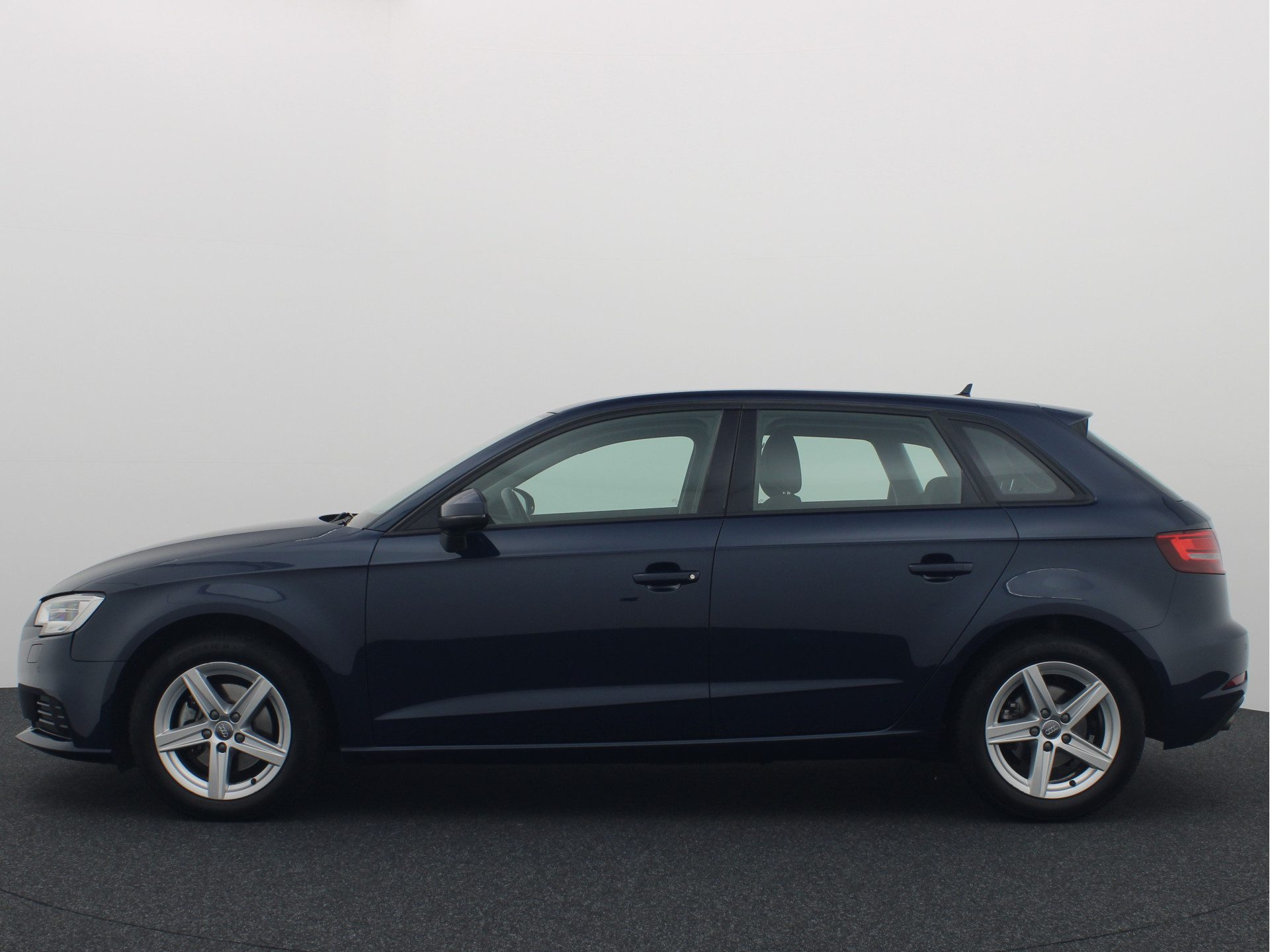 Audi A3 Sportback 1.5 TFSI CoD 150PK / AUTOMAAT / CAMERA / XENON / PDC / CRUISE / AIRCO / GR NAVI .