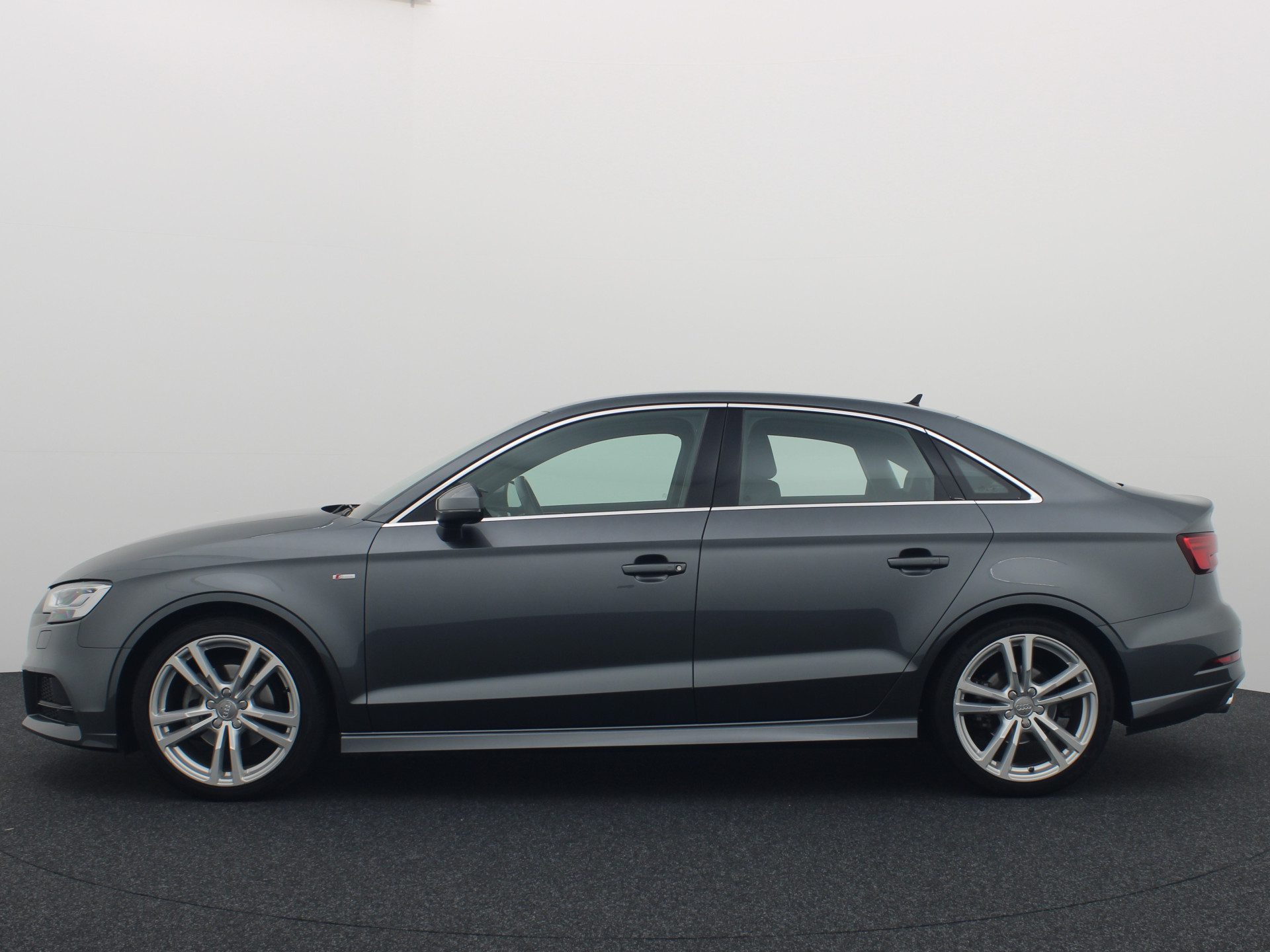 Audi A3 Limousine 35 TFSI 150PK CoD Sport S Line Edition AUTOMAAT / NL-AUTO / FULL LED / CLIMA / PDC / BLUETOOTH / S-LINE .