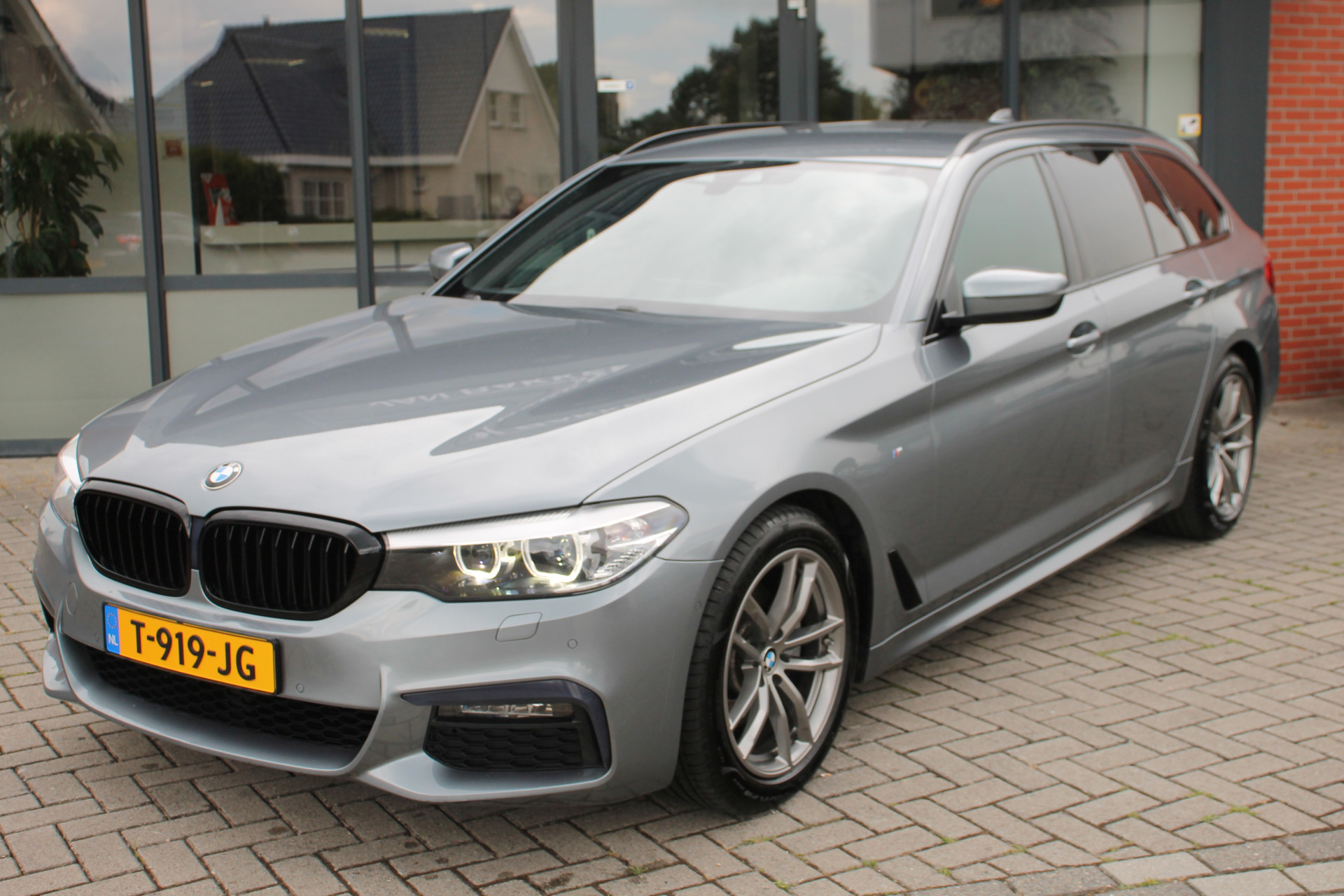 BMW 5 Serie Touring 520i 240PK M-Sport ✅ CarPlay ✅ M-Pakket ✅ Leer ✅ Stoelverw. ✅ Trekhaak