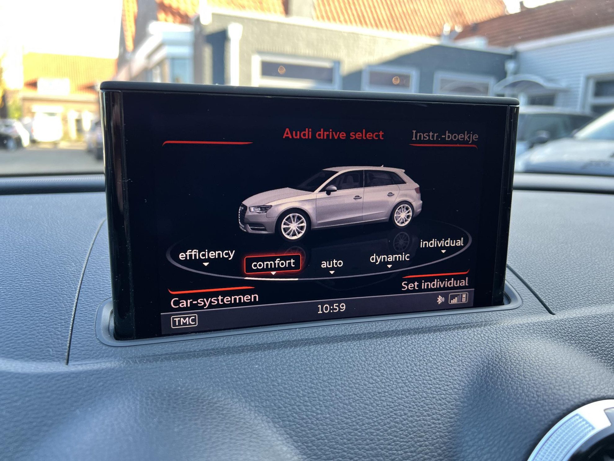 Audi A3 Sportback 1.8 TFSI Ambition Automaat / B & O / Standkachel / Stoelverwarming / Cruise Control / Apple Carplay / MMI+ / Sportstoelen / 18″LM / F1 Flippers / Dual Climate Control / LED / Bluetooth / Afgevlakt stuur / (MET GARANTIE*)