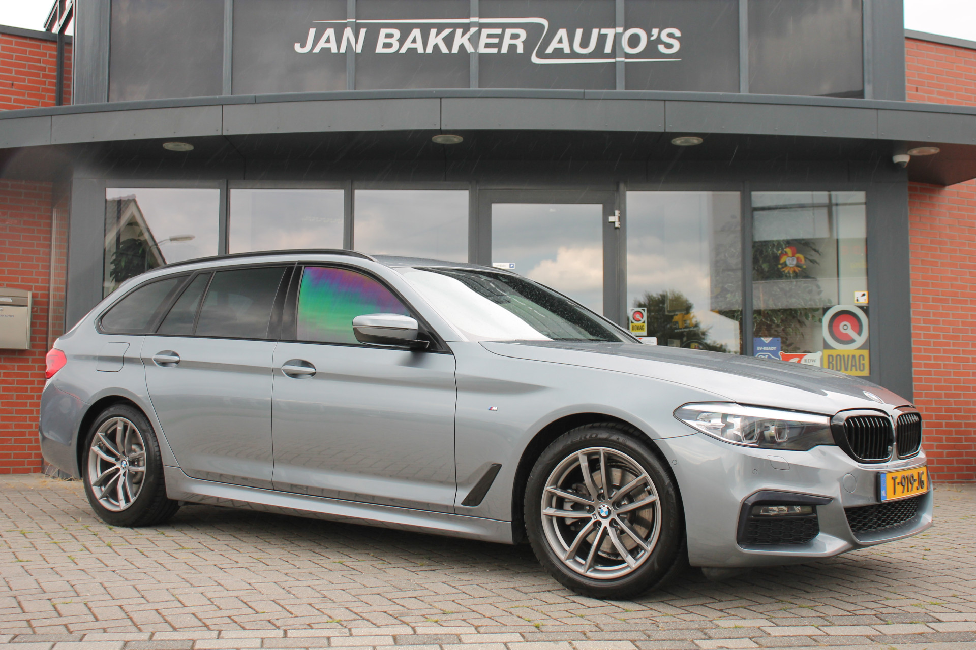 BMW 5 Serie Touring 520i 240PK M-Sport ✅ CarPlay ✅ M-Pakket ✅ Leer ✅ Stoelverw. ✅ Trekhaak