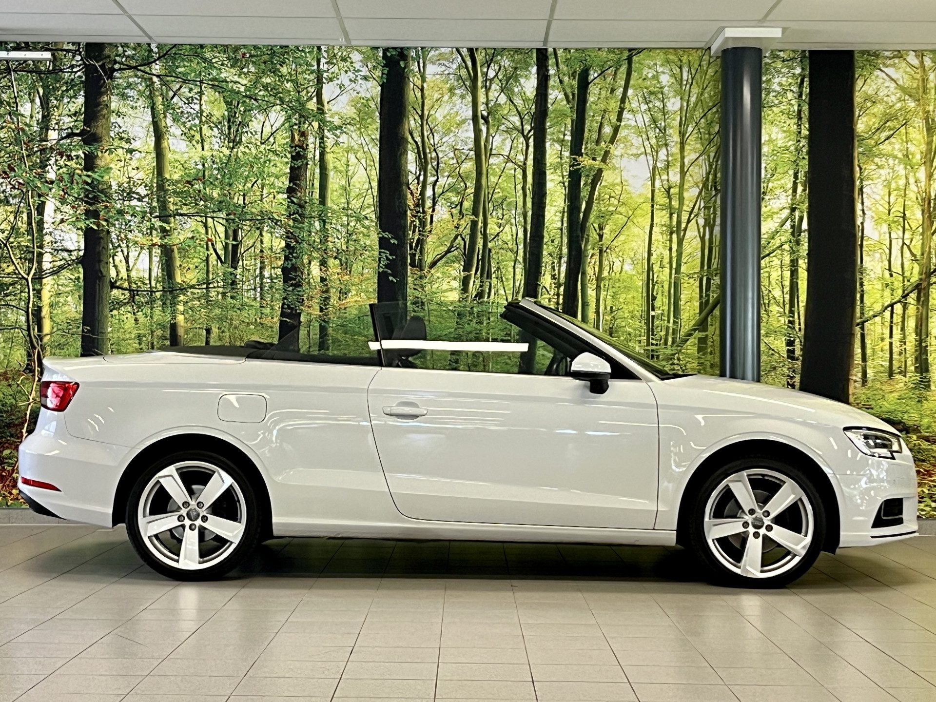 Audi A3 Cabriolet 1.6 TDI | Cruise Control | Navigatie | Bluetooth | Airconditioning | Parkeersensoren | Stoelverwarming | Lichtmetaal 18″ |