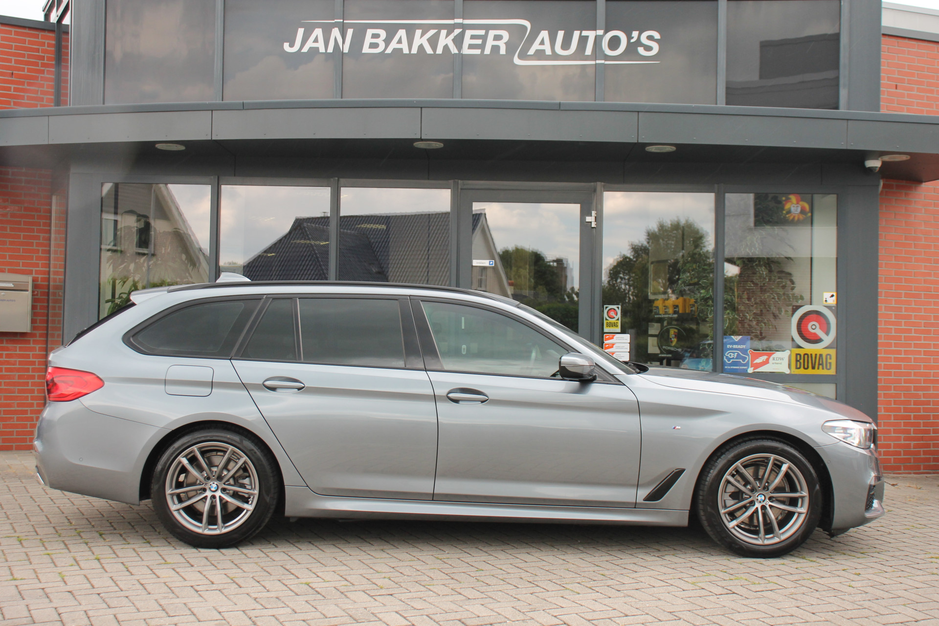 BMW 5 Serie Touring 520i 240PK M-Sport ✅ CarPlay ✅ M-Pakket ✅ Leer ✅ Stoelverw. ✅ Trekhaak