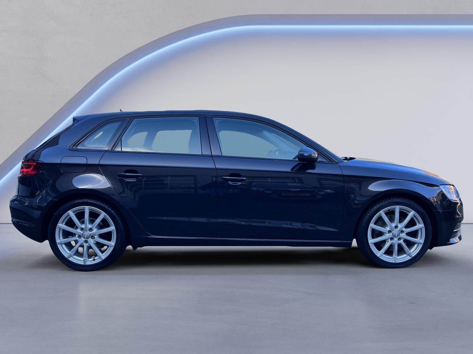 Audi A3 Sportback 1.8 TFSI Ambition Automaat / B & O / Standkachel / Stoelverwarming / Cruise Control / Apple Carplay / MMI+ / Sportstoelen / 18″LM / F1 Flippers / Dual Climate Control / LED / Bluetooth / Afgevlakt stuur / (MET GARANTIE*)