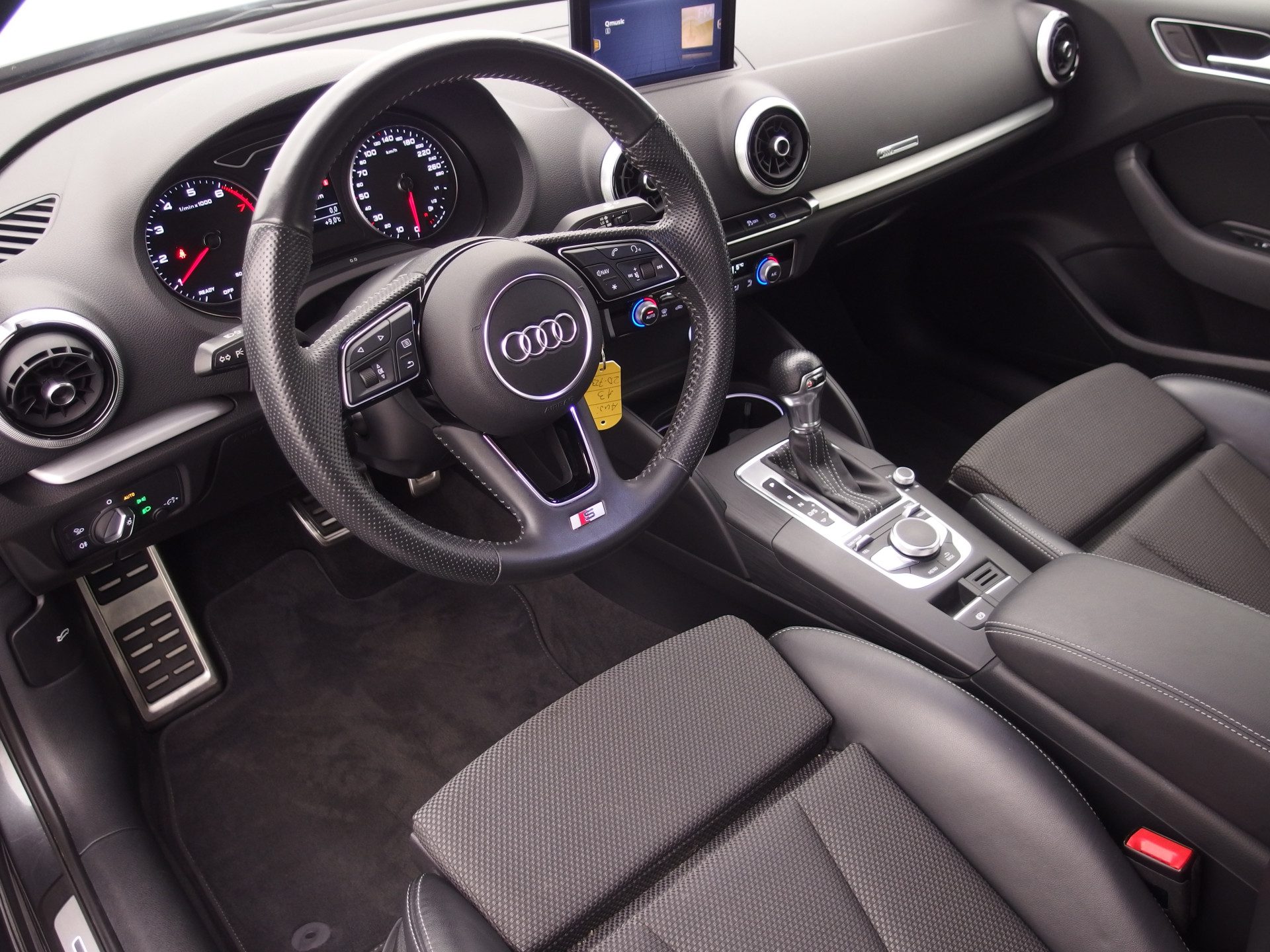 Audi A3 Limousine 35 TFSI 150PK CoD Sport S Line Edition AUTOMAAT / NL-AUTO / FULL LED / CLIMA / PDC / BLUETOOTH / S-LINE .