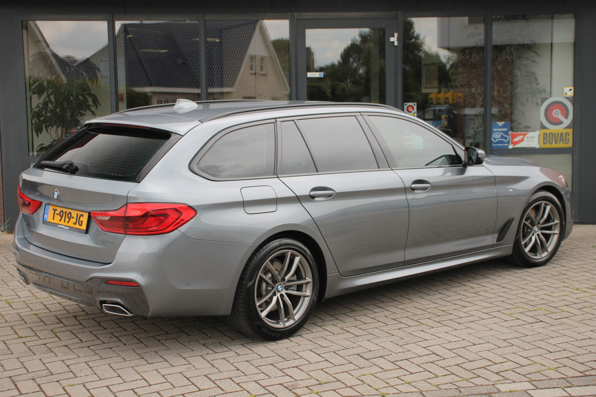 BMW 5 Serie Touring 520i 240PK M-Sport ✅ CarPlay ✅ M-Pakket ✅ Leer ✅ Stoelverw. ✅ Trekhaak