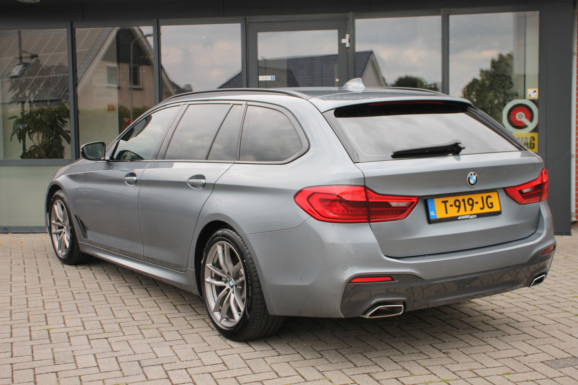 BMW 5 Serie Touring 520i 240PK M-Sport ✅ CarPlay ✅ M-Pakket ✅ Leer ✅ Stoelverw. ✅ Trekhaak