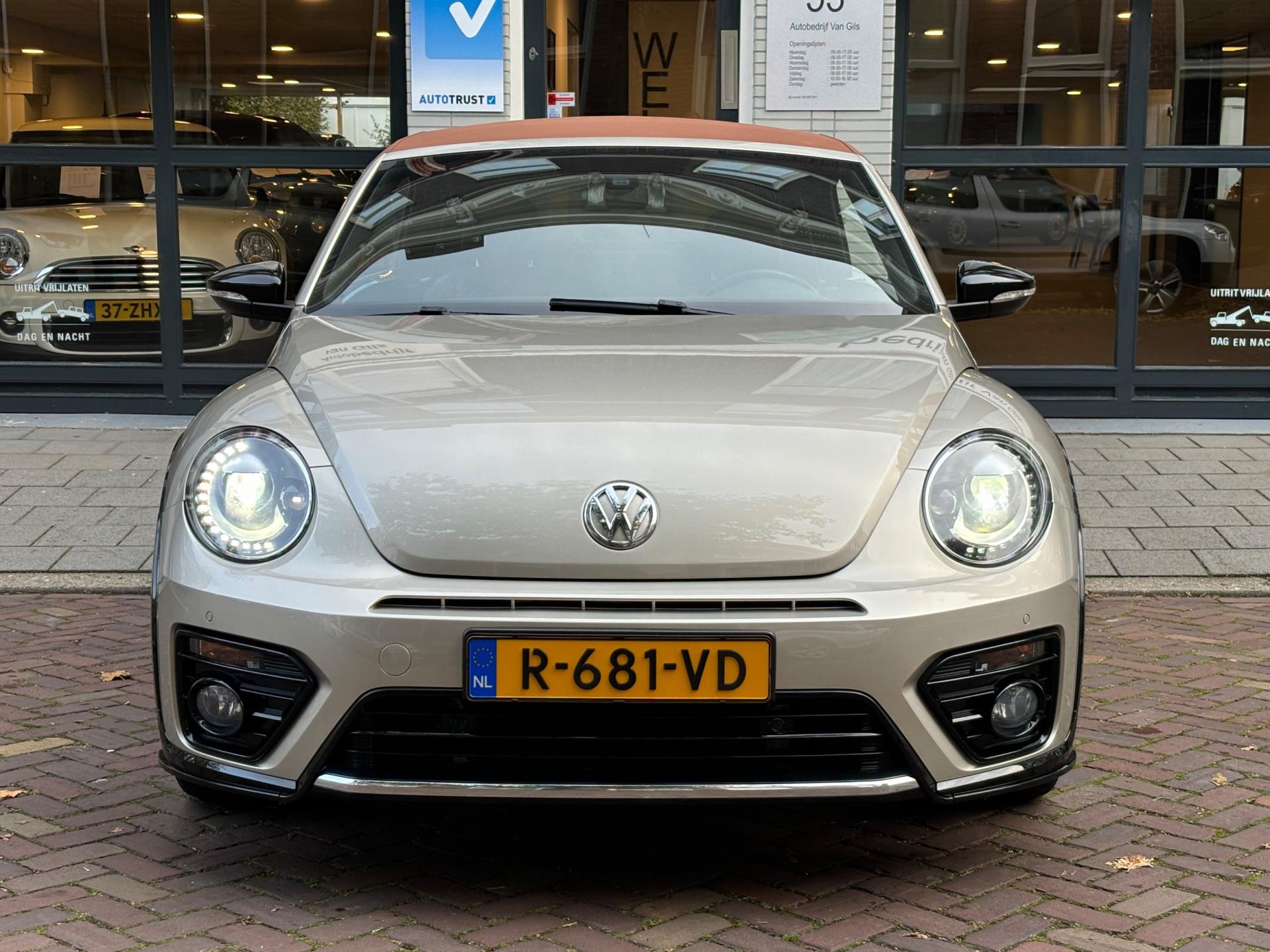 Volkswagen Beetle Cabriolet 2.0 TDI Design BlueMotion | R-LINE | CAMERA | PDC | NAVI | LM VELG 20 | CRUISE CONTROL | 1/2 LEDER |