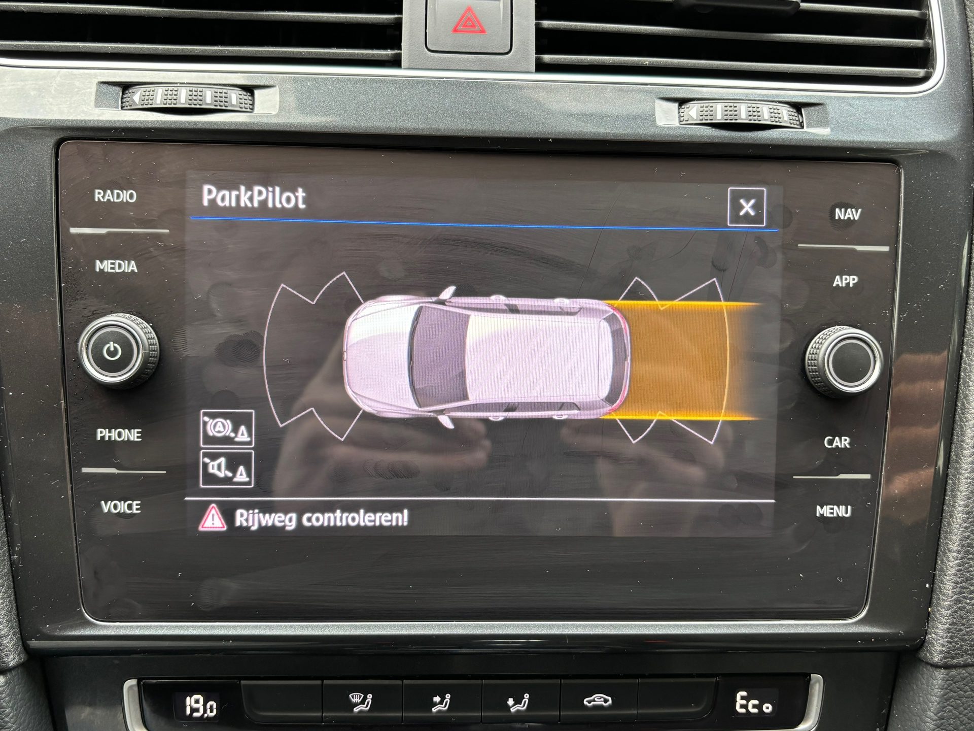 Volkswagen E-Golf | AUTOMAAT | NAVIGATIE | LED | ADAPT CRUISE CONTROL | WARMTEPOMP | LMV 17 | EERSTE EIGENAAR |