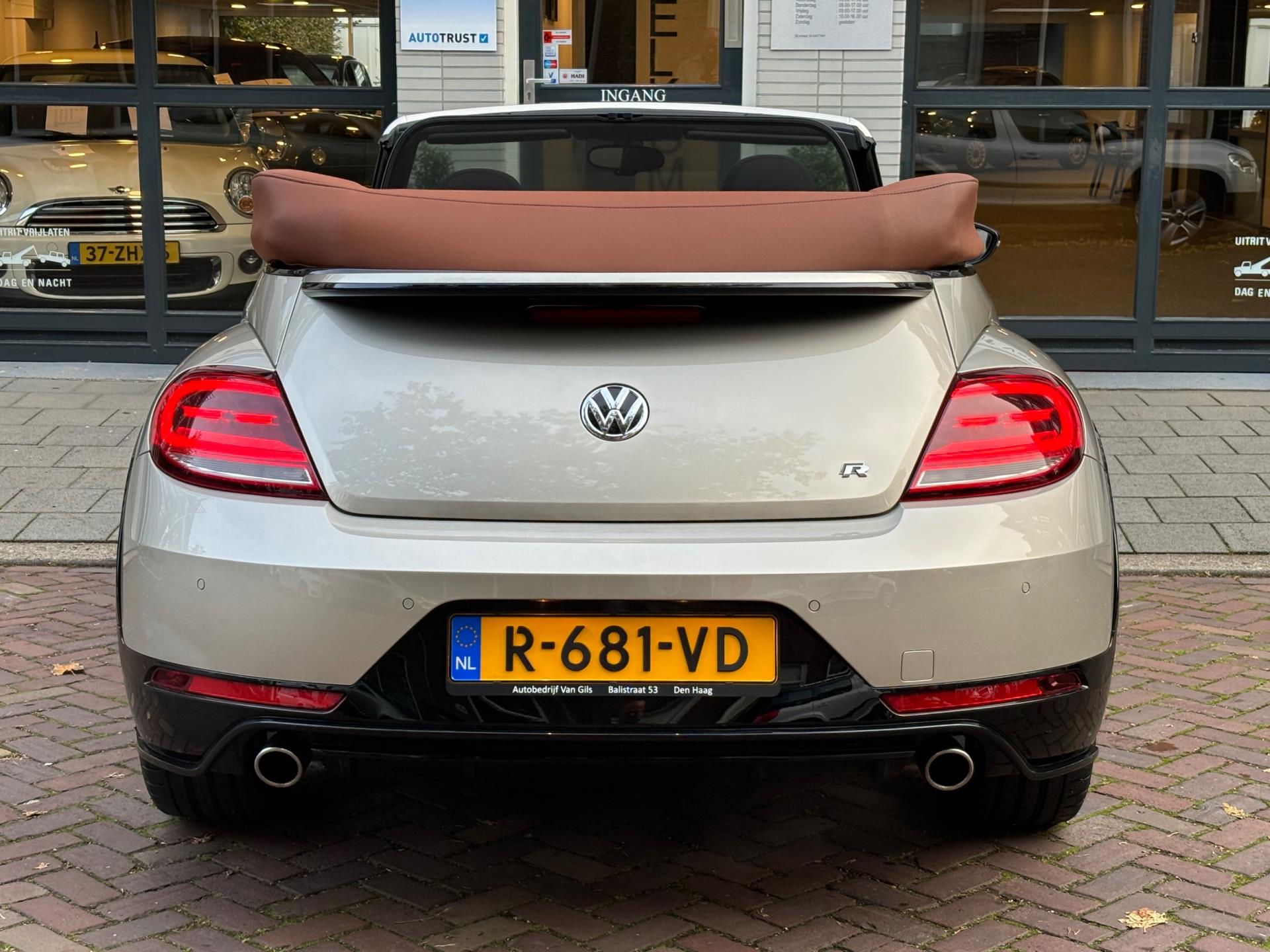 Volkswagen Beetle Cabriolet 2.0 TDI Design BlueMotion | R-LINE | CAMERA | PDC | NAVI | LM VELG 20 | CRUISE CONTROL | 1/2 LEDER |