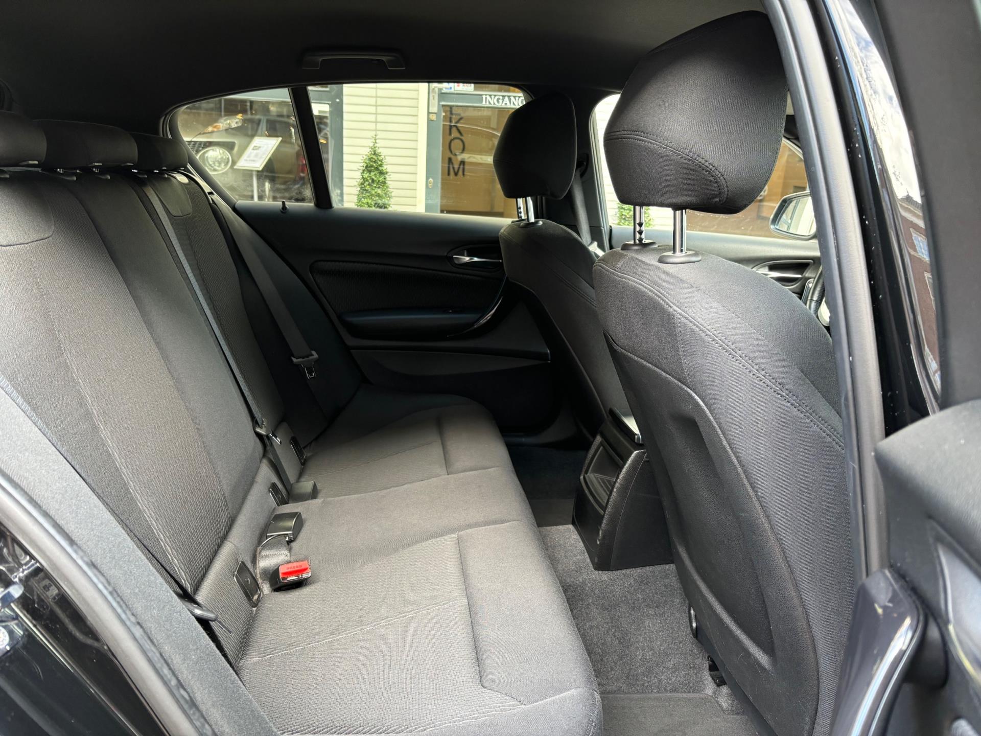 BMW 1-serie 116d Business+ | AIRCO | NAVIGATIE | LMV | XENON | SPORTSTOELEN |