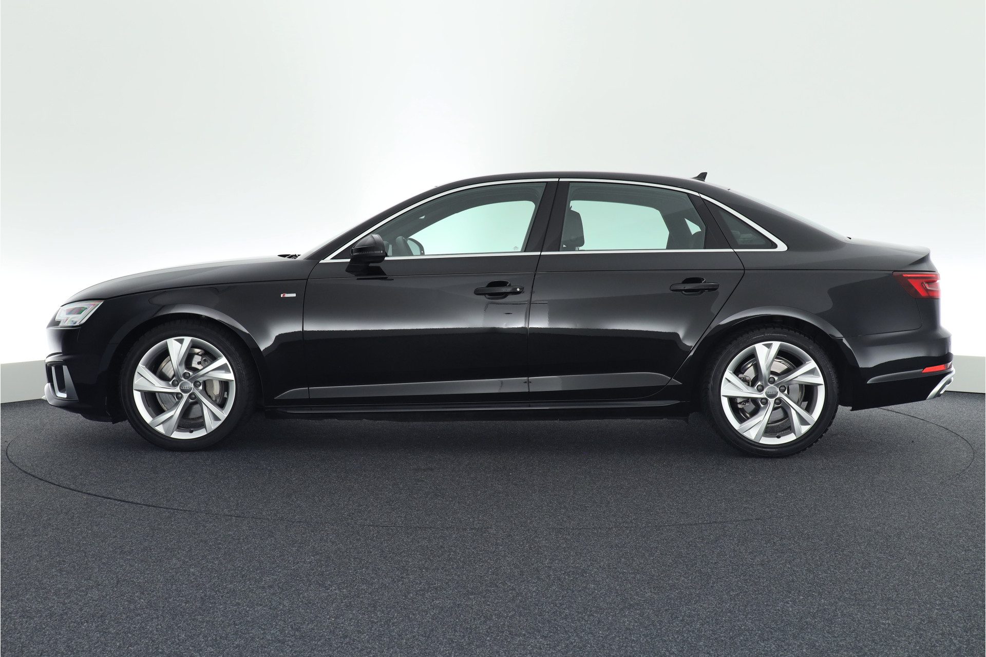 Audi A4 Limousine 40 TDI 190pk S-Tronic quattro 2x S-Line Stoelverwarming Led Navigatie