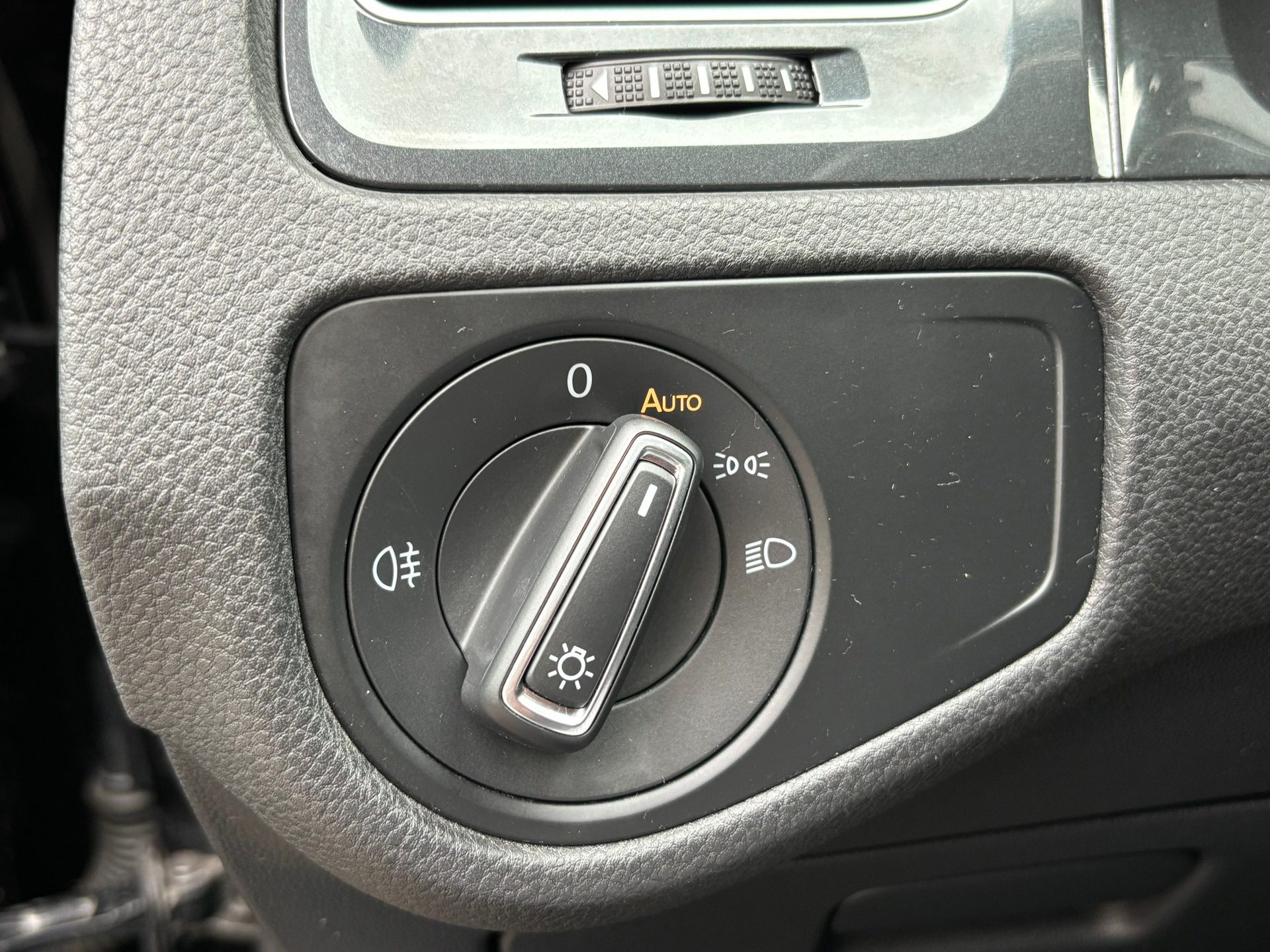 Volkswagen E-Golf | AUTOMAAT | NAVIGATIE | LED | ADAPT CRUISE CONTROL | WARMTEPOMP | LMV 17 | EERSTE EIGENAAR |