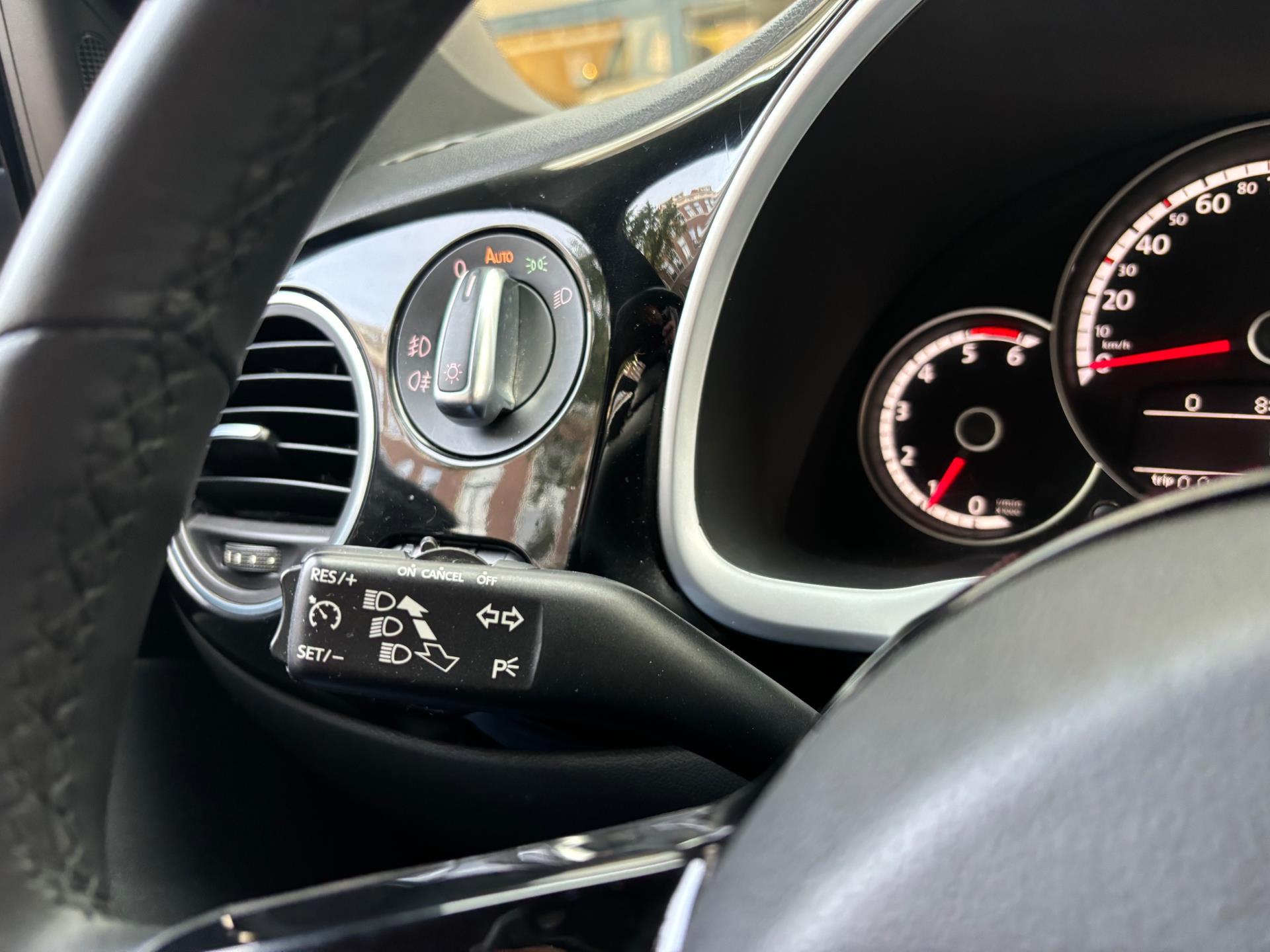 Volkswagen Beetle Cabriolet 2.0 TDI Design BlueMotion | R-LINE | CAMERA | PDC | NAVI | LM VELG 20 | CRUISE CONTROL | 1/2 LEDER |