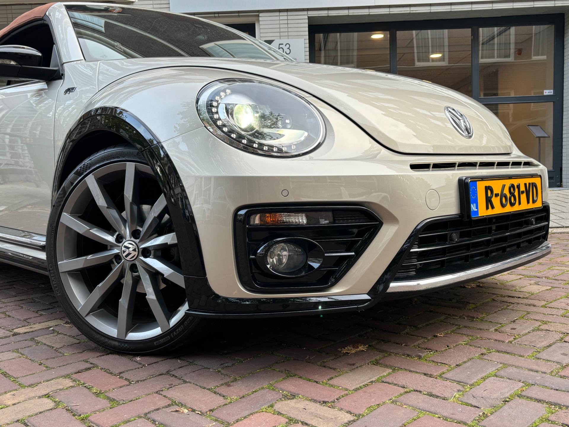 Volkswagen Beetle Cabriolet 2.0 TDI Design BlueMotion | R-LINE | CAMERA | PDC | NAVI | LM VELG 20 | CRUISE CONTROL | 1/2 LEDER |