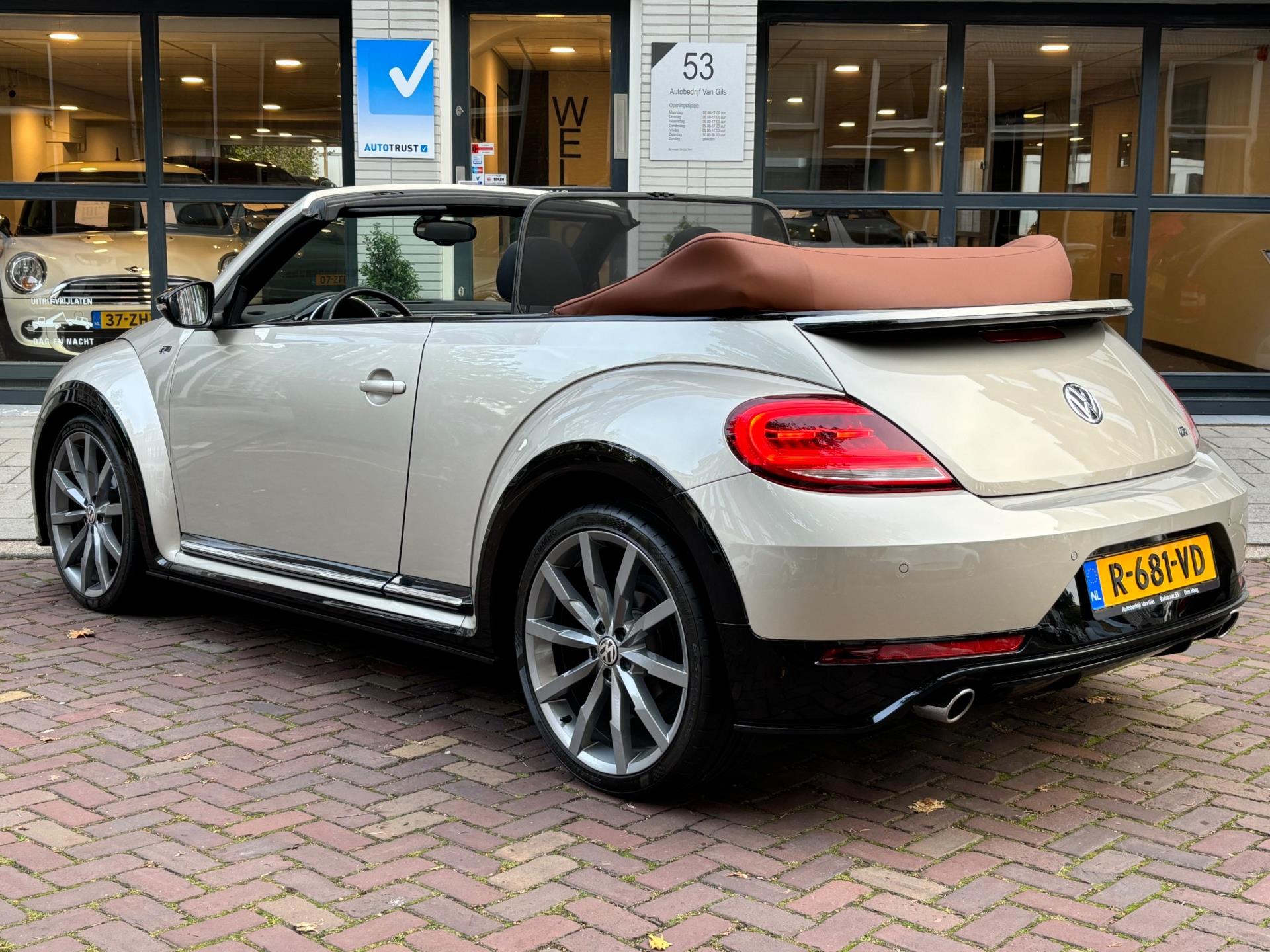 Volkswagen Beetle Cabriolet 2.0 TDI Design BlueMotion | R-LINE | CAMERA | PDC | NAVI | LM VELG 20 | CRUISE CONTROL | 1/2 LEDER |