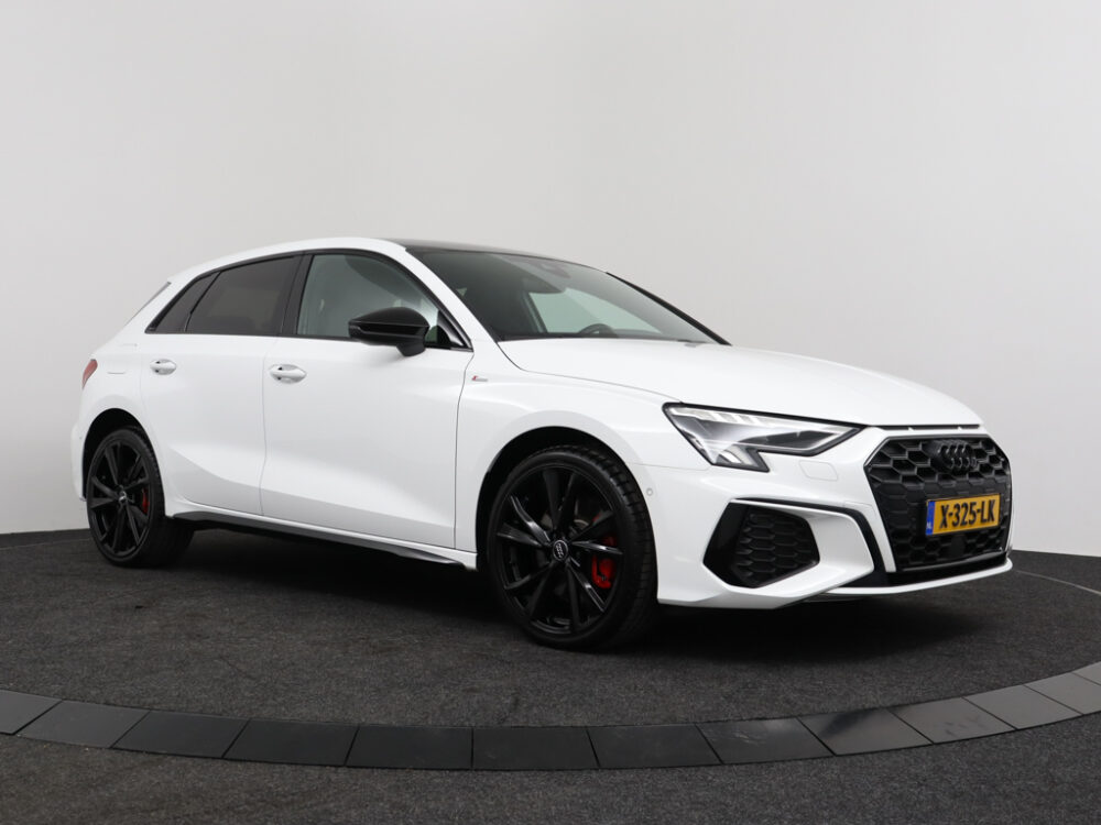 Audi A3 Sportback 45 TFSI-e 265 PK S-LINE Black Edition Competition, 12 MND GARANTIE | LED+ | NAVI | Virtual | PDC Camera | DAB+ -RIJKLAAR