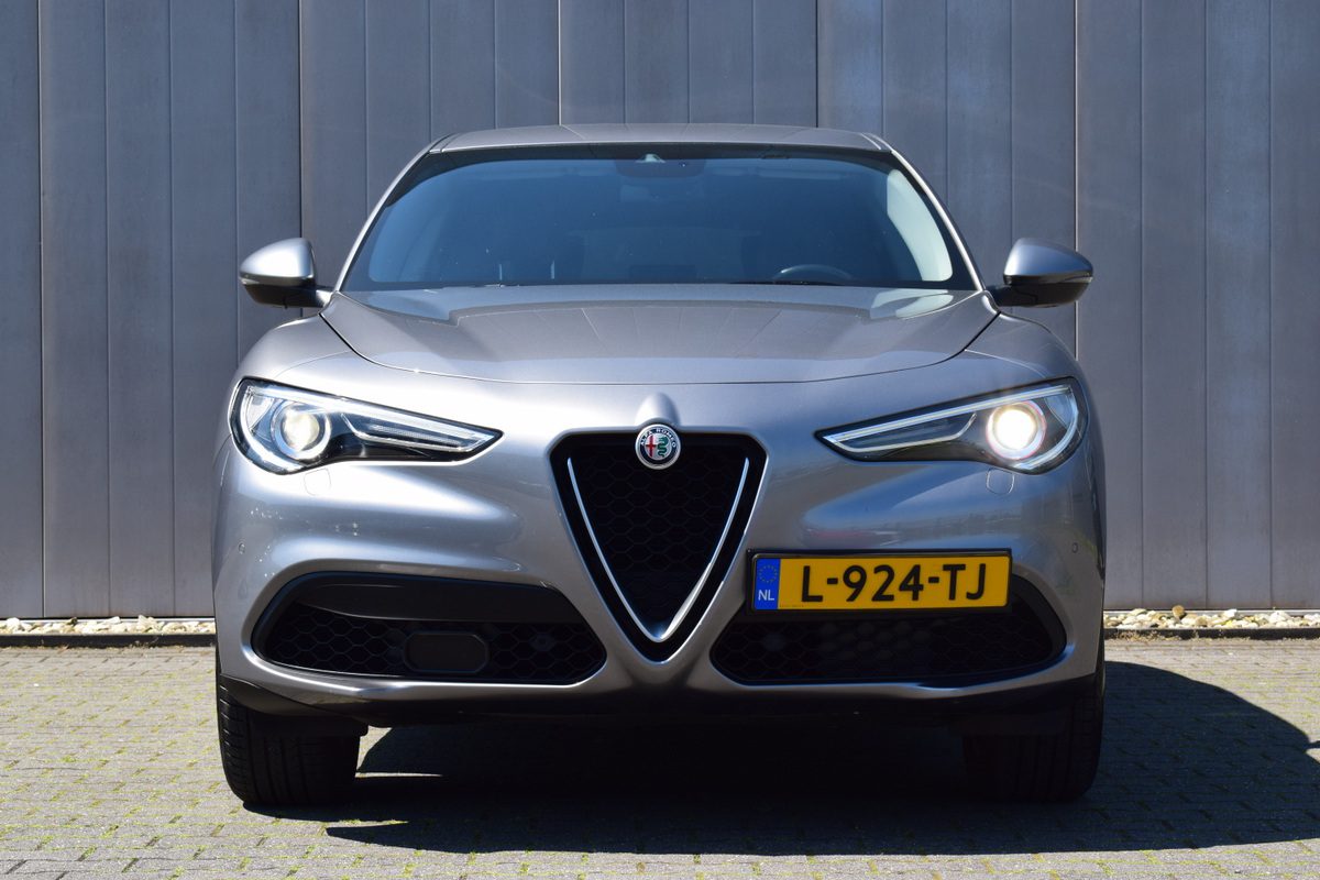 Alfa Romeo Stelvio 2.0 T 280pk Automaat AWD Super Zwart Leder | Full Map Navi | Elek. Stoelen | Bi-Xenon | Camera | Afn. Trekhaak