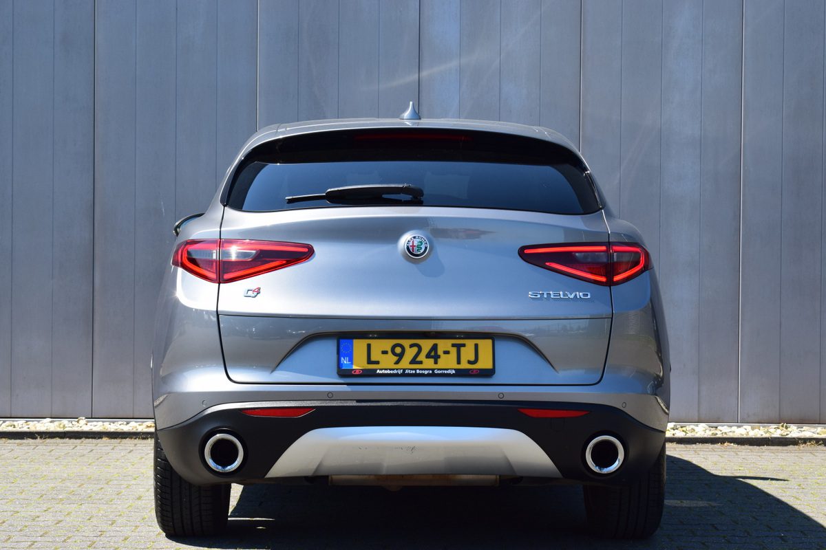 Alfa Romeo Stelvio 2.0 T 280pk Automaat AWD Super Zwart Leder | Full Map Navi | Elek. Stoelen | Bi-Xenon | Camera | Afn. Trekhaak