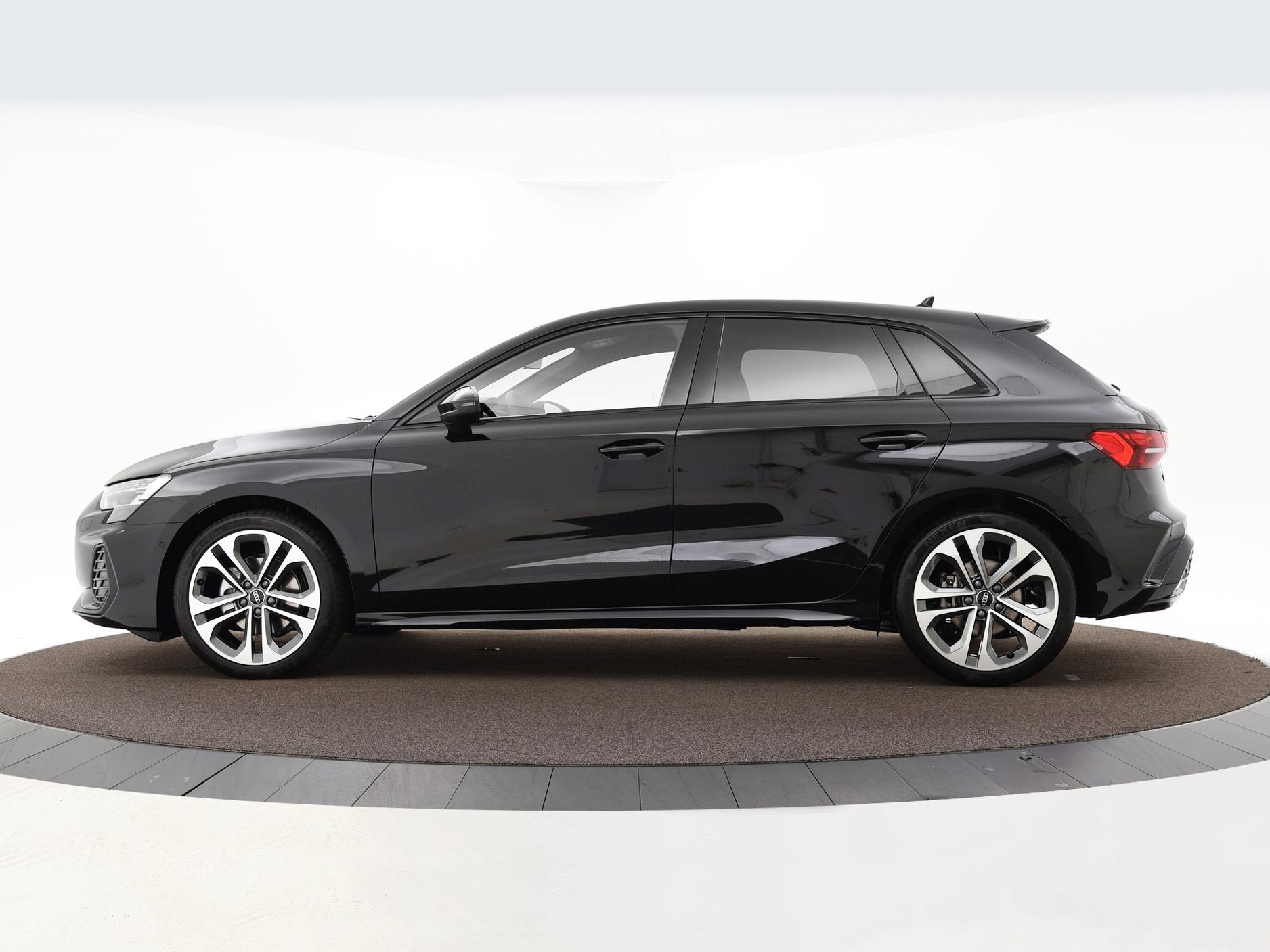 Audi A3 Sportback S Edition 35 TFSI 150 pk Sportback 7 vers Audi A3 Sportback 35 TFSI S edition 150 PK · 18″ LM Velgen · SONOS Premium 3D · Ass.Pakket Rijden en Parkeren