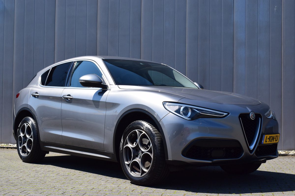 Alfa Romeo Stelvio 2.0 T 280pk Automaat AWD Super Zwart Leder | Full Map Navi | Elek. Stoelen | Bi-Xenon | Camera | Afn. Trekhaak