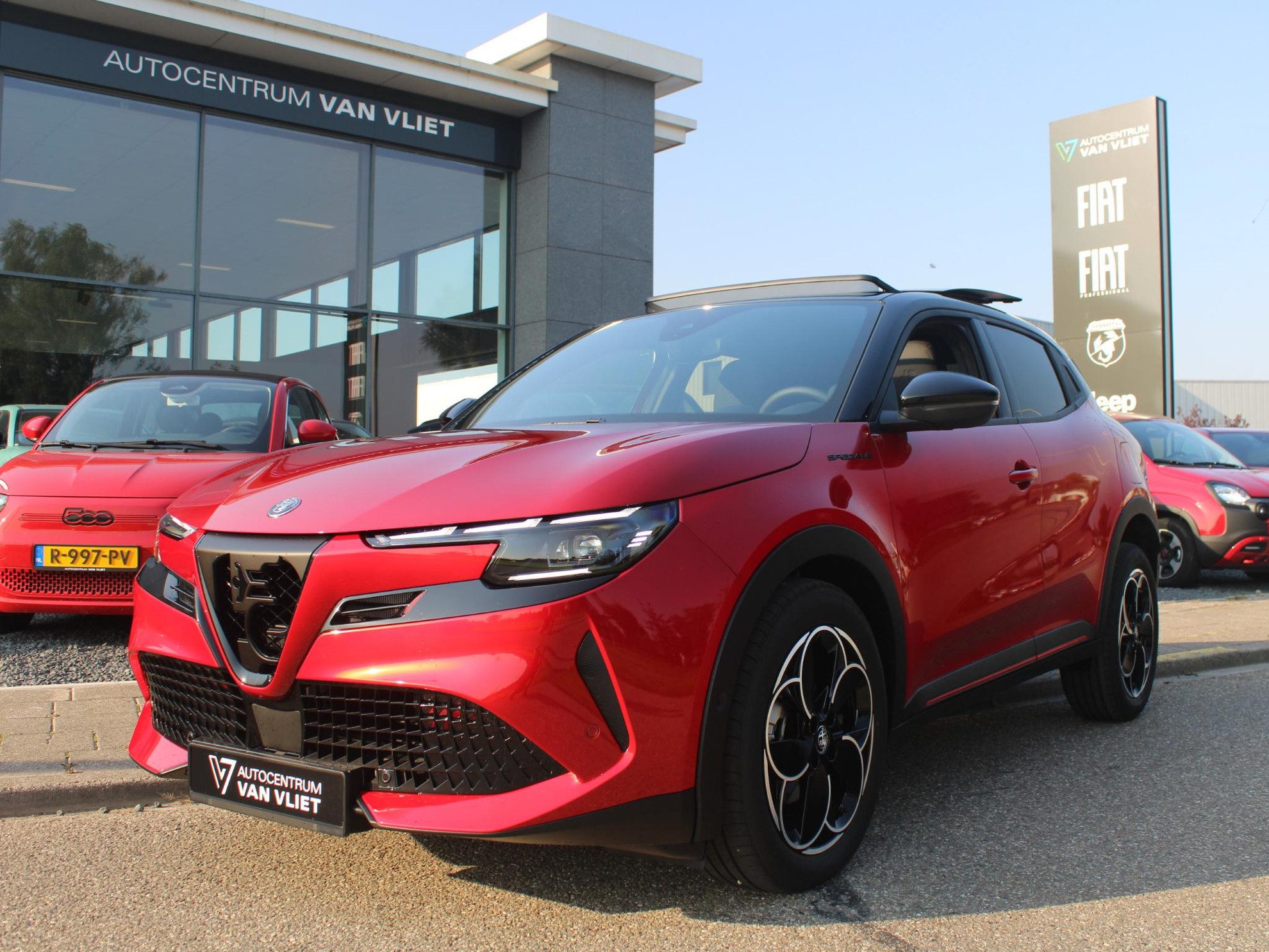 Alfa Romeo Junior Elettrica Speciale 54 kWh | Nieuw binnen | Schuif/Kanteldak | Pack Techno | Brera Red | Dak Zwart