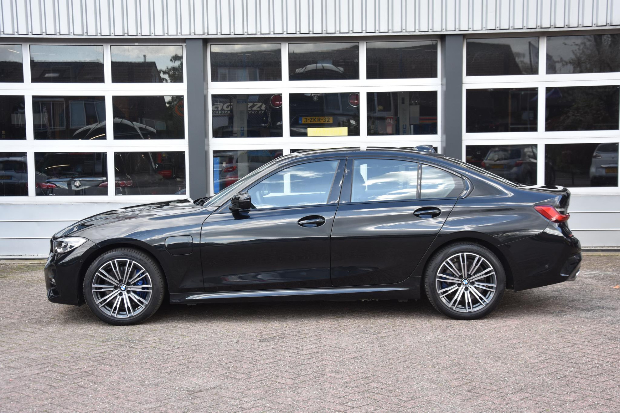 BMW 3-serie 330e M SPORT PAKKET LET OP; 18000KM NIEUW