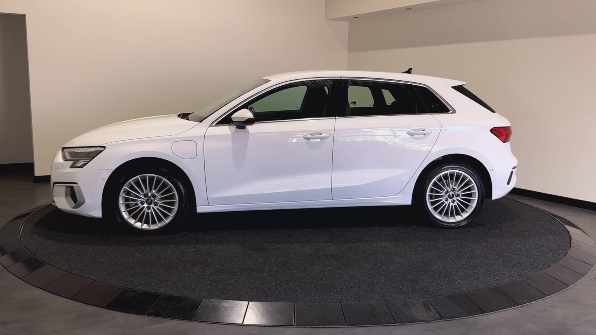 Audi A3 Sportback 40 TFSI e Business edition | Parkeerassistent met sensoren voor en achter |