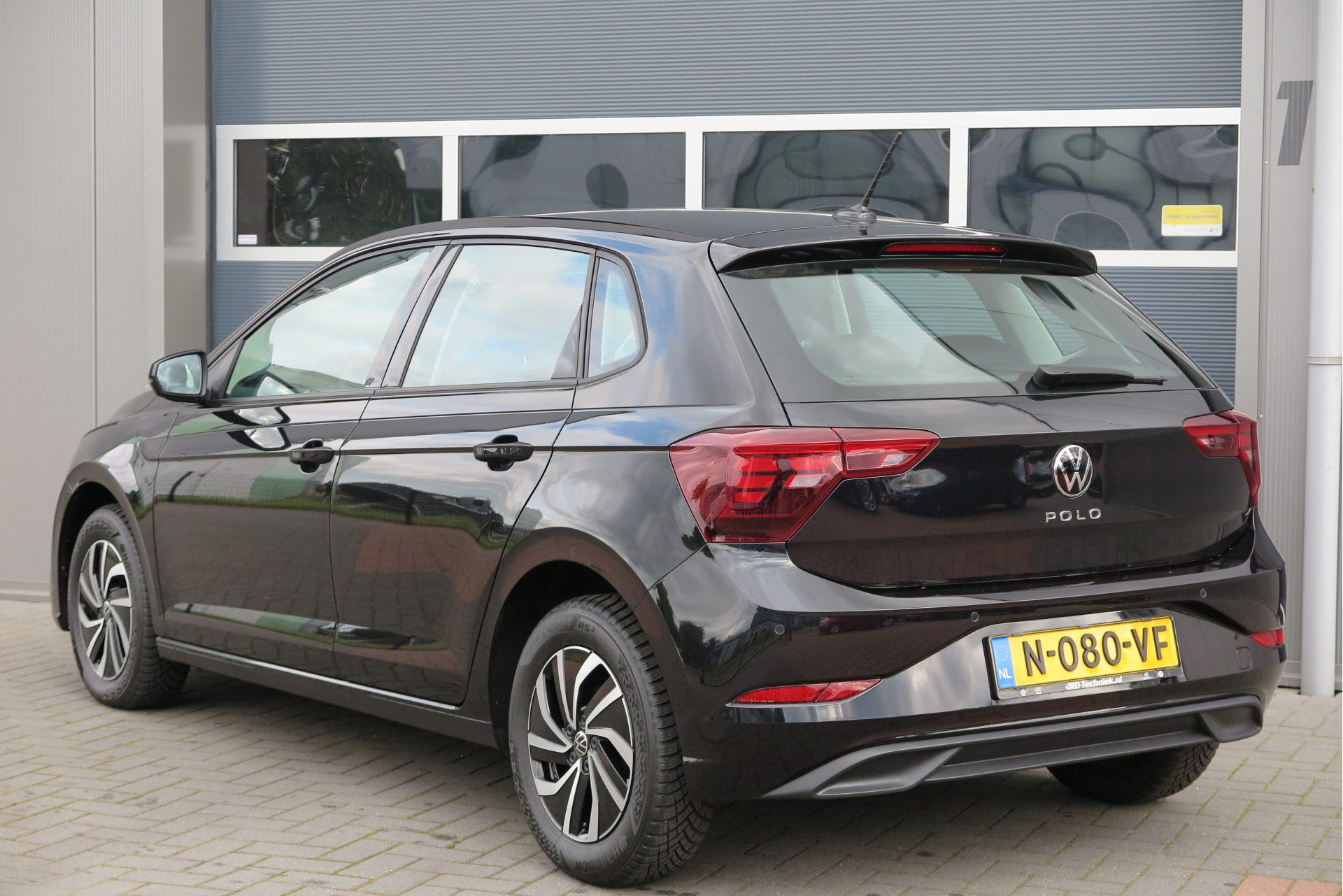 Volkswagen Polo 1.0 TSI 95pk Life Adaptive cruise, DAB+ , Carplay, PDC , Buitenspiegels inklapbaar. Navigeren via smartphone,etc.