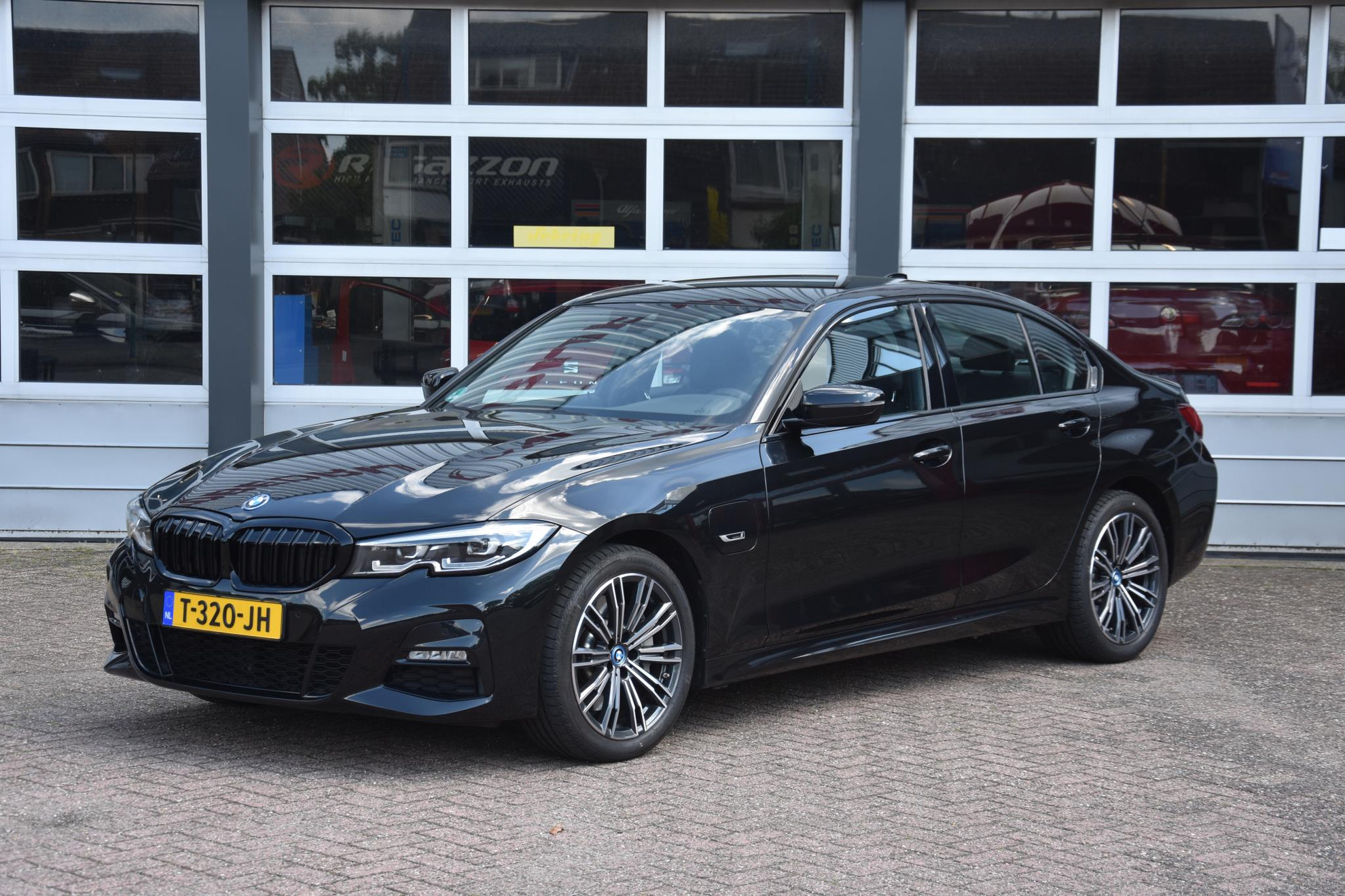 BMW 3-serie 330e M SPORT PAKKET LET OP; 18000KM NIEUW