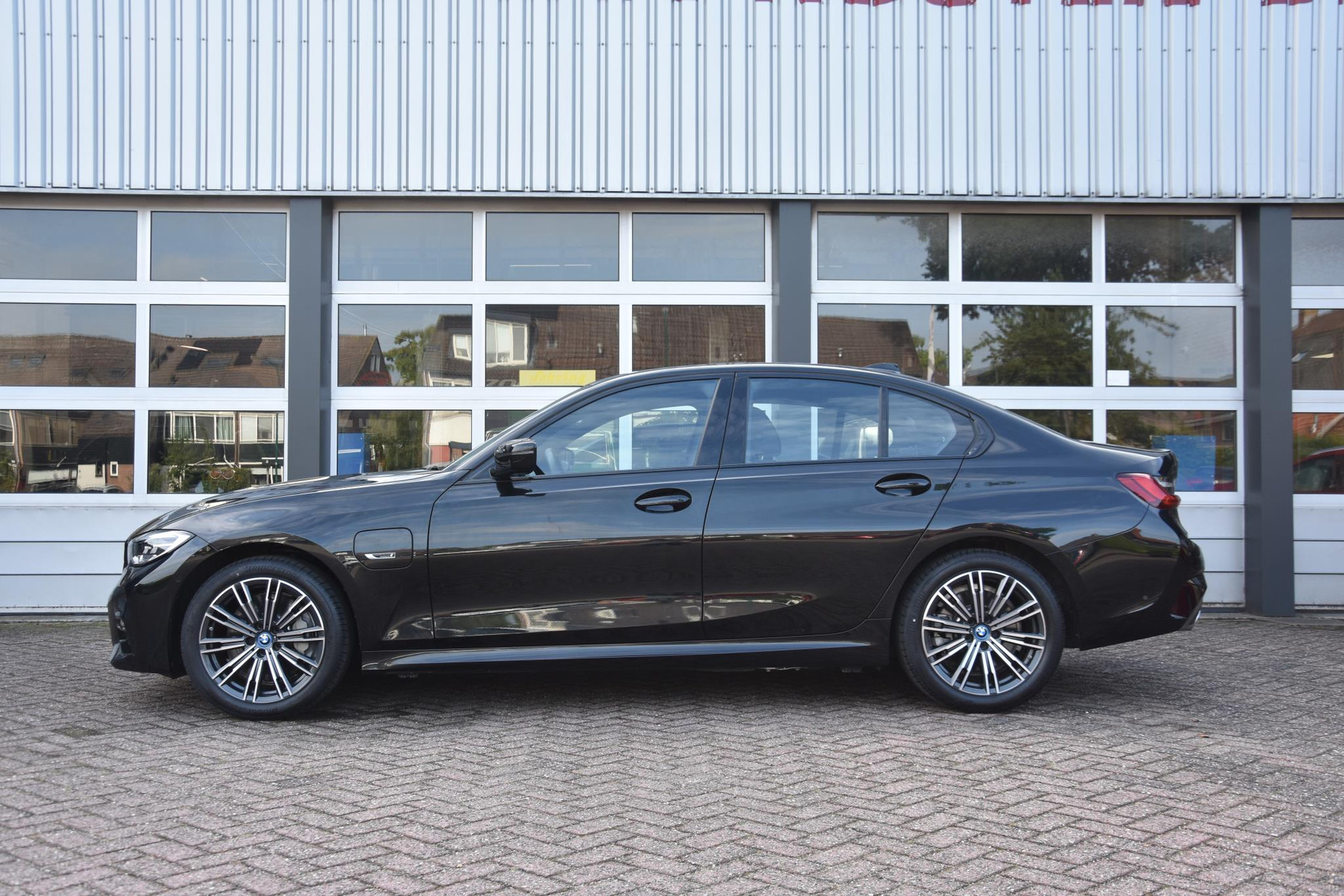 BMW 3-serie 330e M SPORT PAKKET LET OP; 18000KM NIEUW