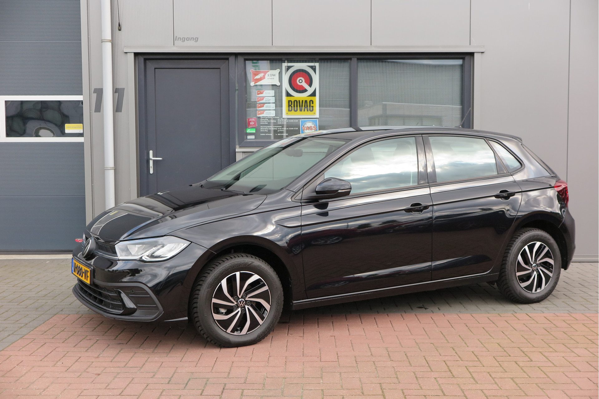 Volkswagen Polo 1.0 TSI 95pk Life Adaptive cruise, DAB+ , Carplay, PDC , Buitenspiegels inklapbaar. Navigeren via smartphone,etc.