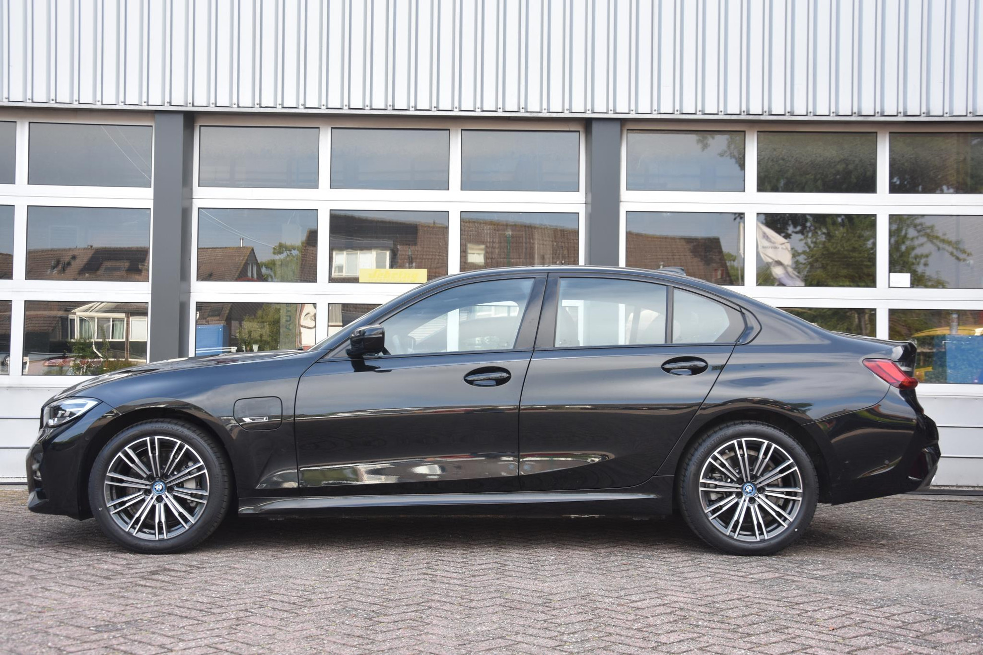 BMW 3-serie 330e M SPORT PAKKET LET OP; 18000KM NIEUW