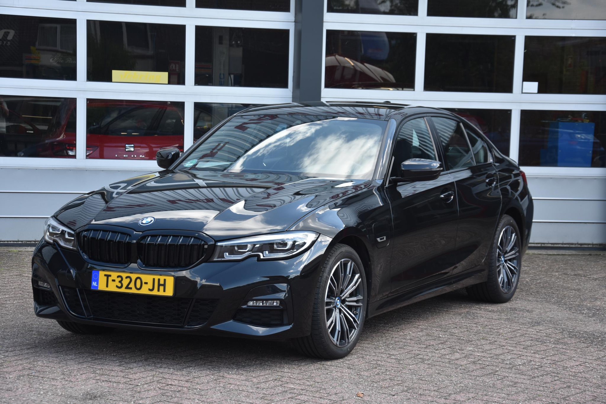 BMW 3-serie 330e M SPORT PAKKET LET OP; 18000KM NIEUW