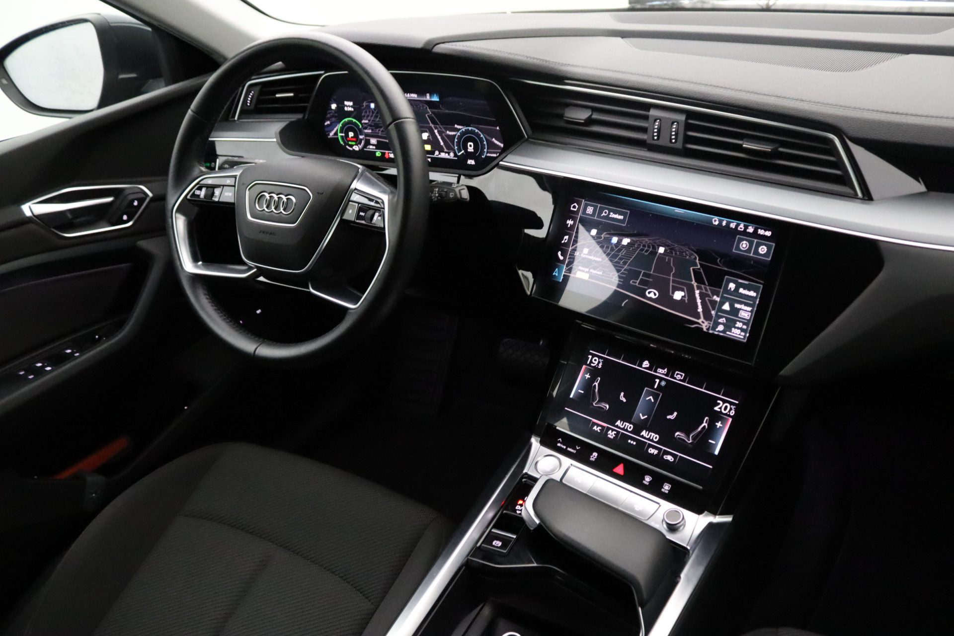 Audi e-tron e-tron 50 quattro Launch edition 71 kWh | Electronic climate control | Parkeersensoren | LED koplampen | Navigatie