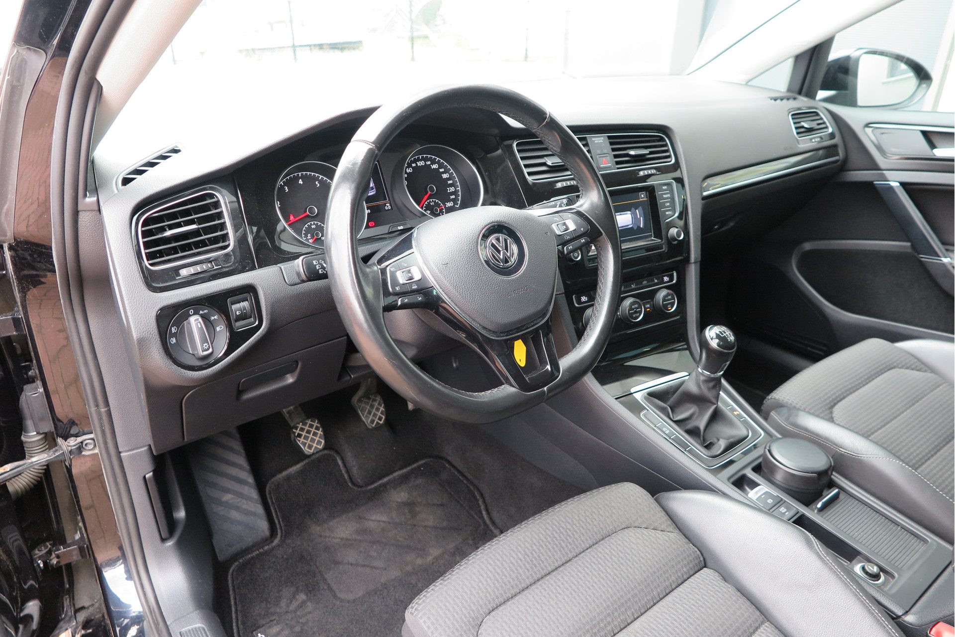 Volkswagen Golf 1.2 TSI 77kw 105pk Highline , Navi , pdc , trekhaak , Airco, Stoelverwarming + massage , Buitenspiegels inklapbaar,. etc