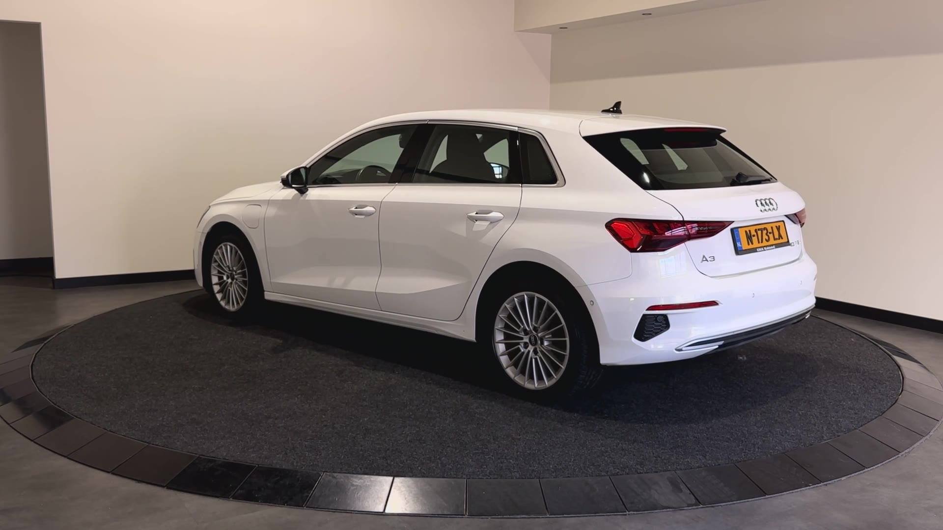 Audi A3 Sportback 40 TFSI e Business edition | Parkeerassistent met sensoren voor en achter |