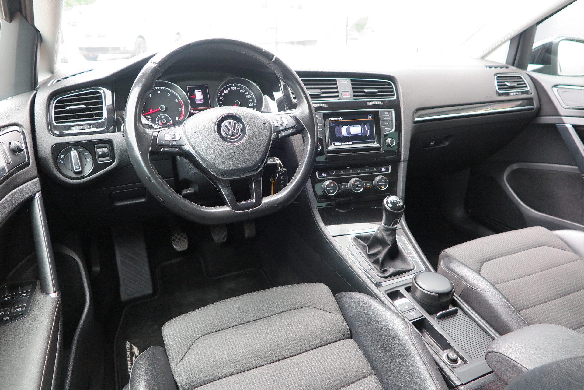 Volkswagen Golf 1.2 TSI 77kw 105pk Highline , Navi , pdc , trekhaak , Airco, Stoelverwarming + massage , Buitenspiegels inklapbaar,. etc