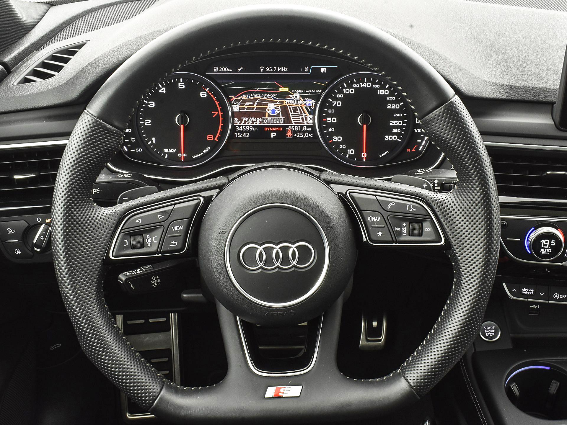 Audi A5 Sportback 35 TFSI 150pk S-Tronic Sport S-line Black Edition | S-line | Panoramadak | P-Sensoren | Navi | Smartphone Interface | Zwart Optiek |