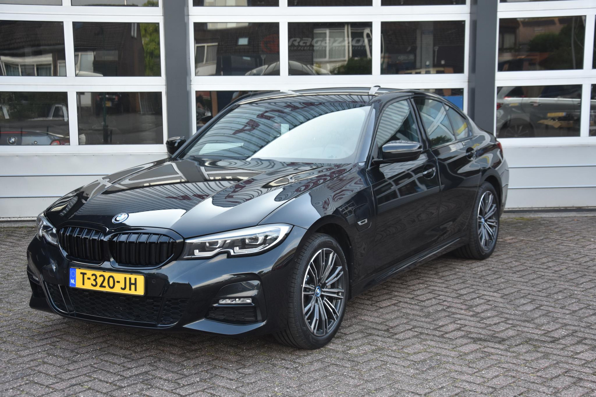 BMW 3-serie 330e M SPORT PAKKET LET OP; 18000KM NIEUW