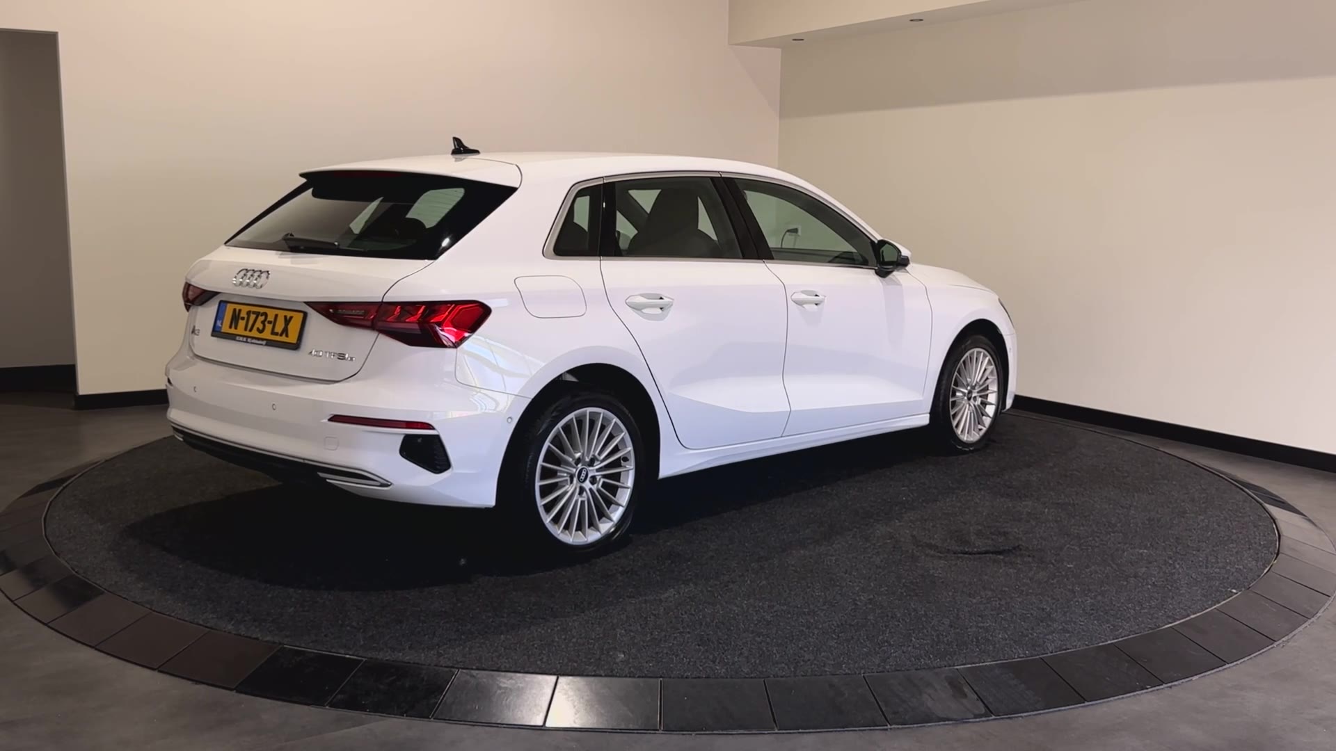 Audi A3 Sportback 40 TFSI e Business edition | Parkeerassistent met sensoren voor en achter |