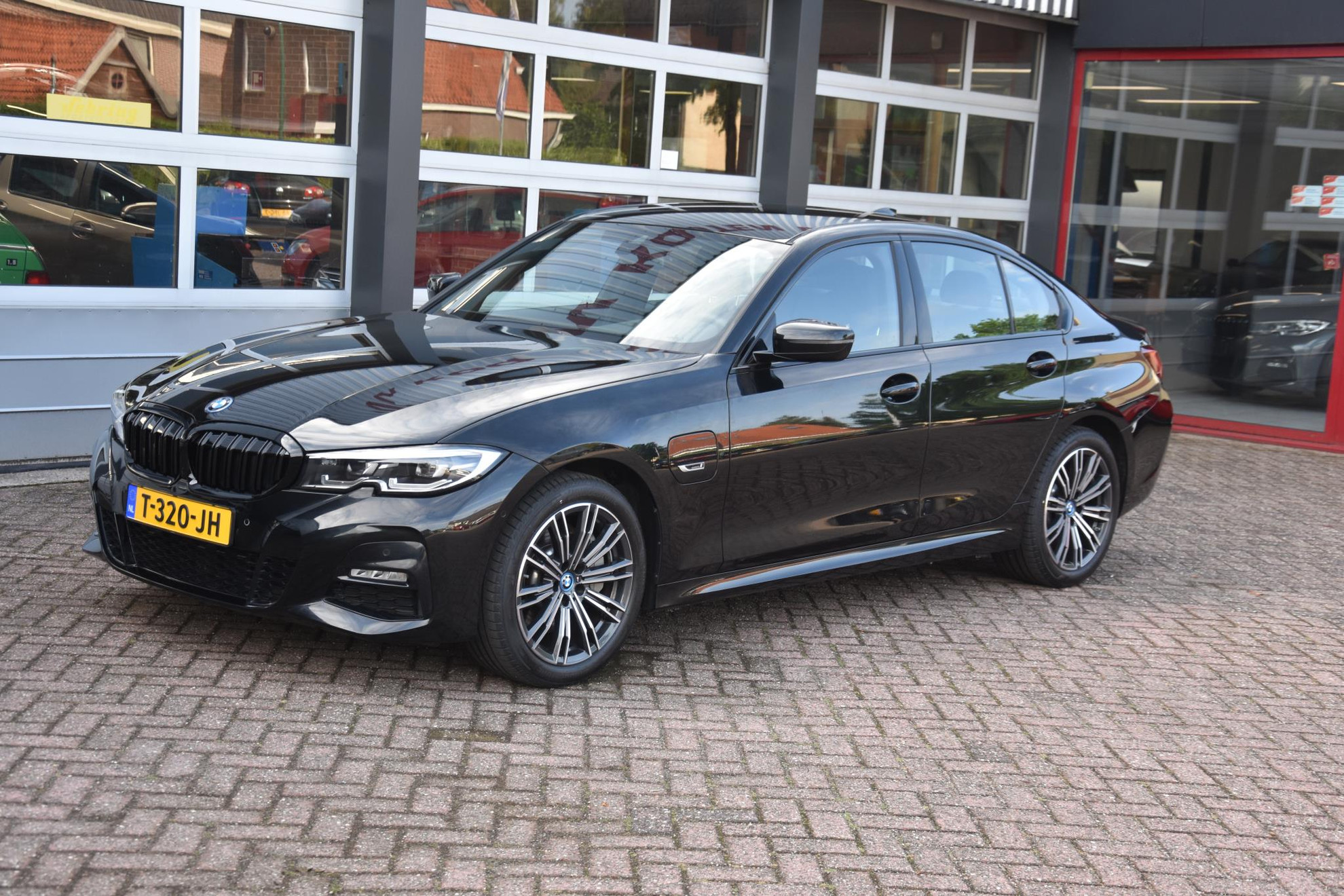 BMW 3-serie 330e M SPORT PAKKET LET OP; 18000KM NIEUW